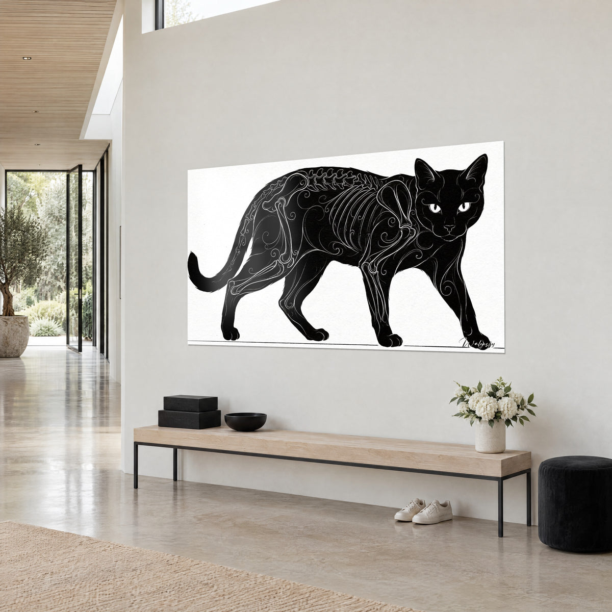 Quadro gatto Bombay nero corvino, ossa ornate di spirali bianche, occhi giallo pallido, visto di tre quarti su una parete grigio chiaro accanto a una panca in legno