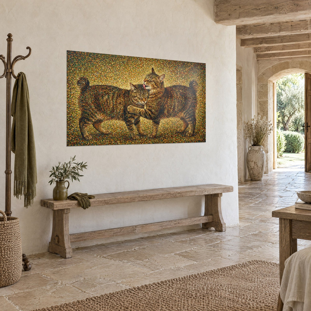 Tableau duo de matous câlins à queue en pompon, fond pointillé ocre et vert olive, mur de pierre et banc en bois