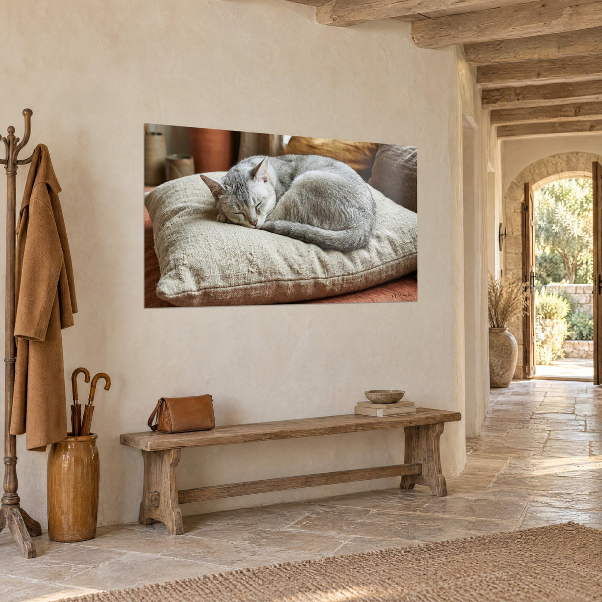 Schilderij slapende zilveren kat, gesloten oogleden en staart opgerold, ongebleekt linnen kussen en terracotta plaid, stenen hal
