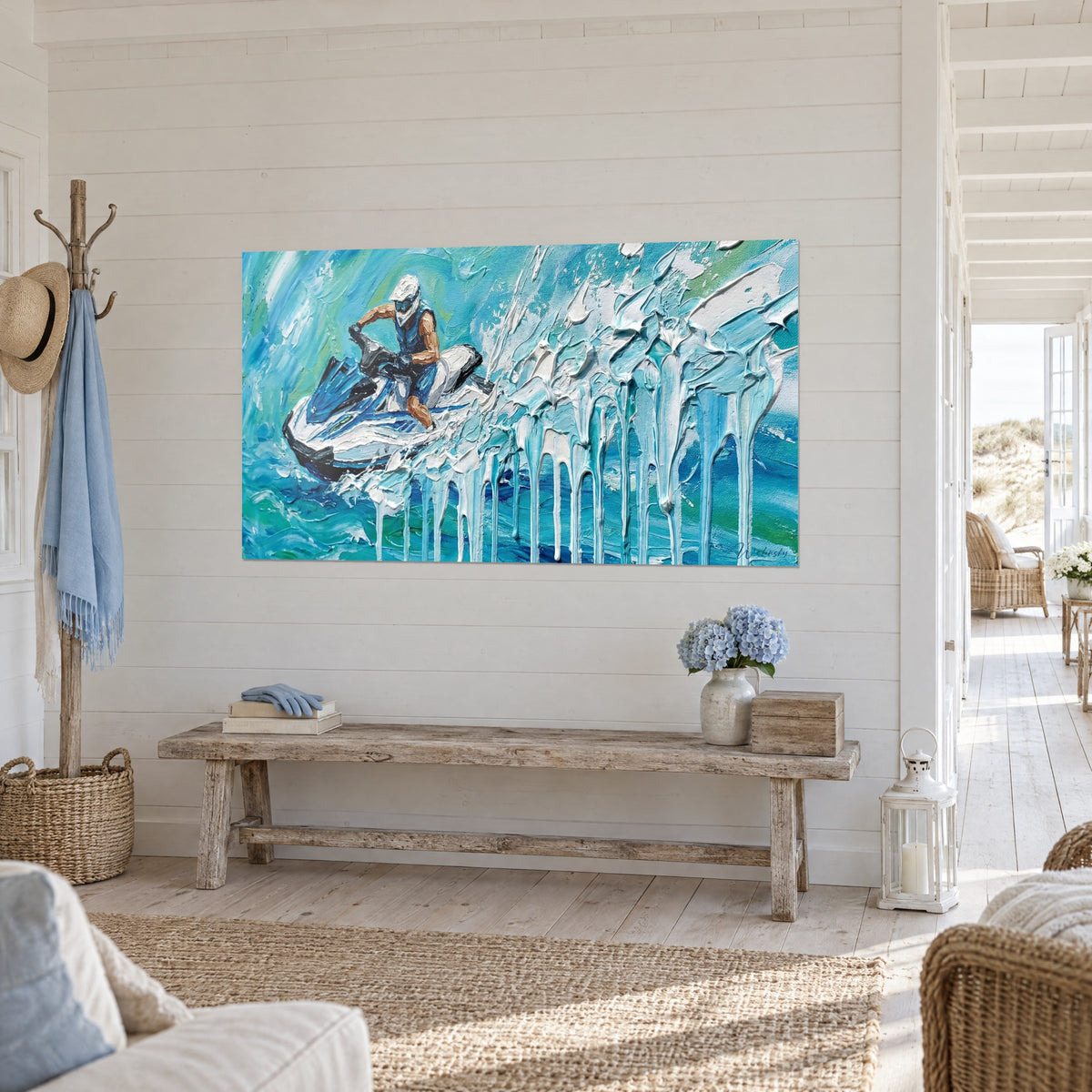 Tableau scooter des mers bleu et blanc lancé dans l'écume, coulures givrées en relief, sur un mur à lambris blancs, entrée bord de mer
