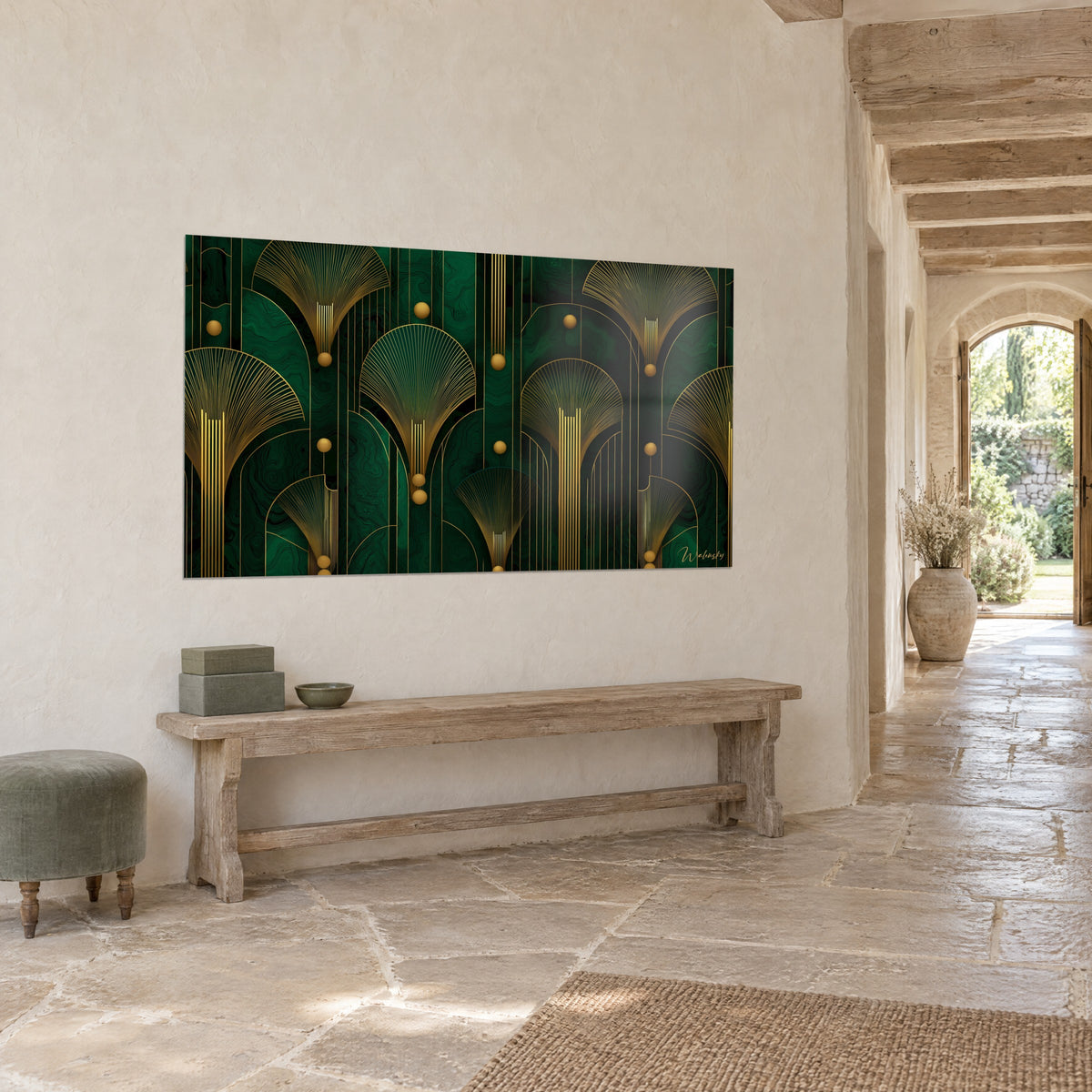 Cuadro con motivos Art Déco de arcos cobrizos sobre fondo verde abeto, visto de tres cuartos en un pasillo de piedra clara