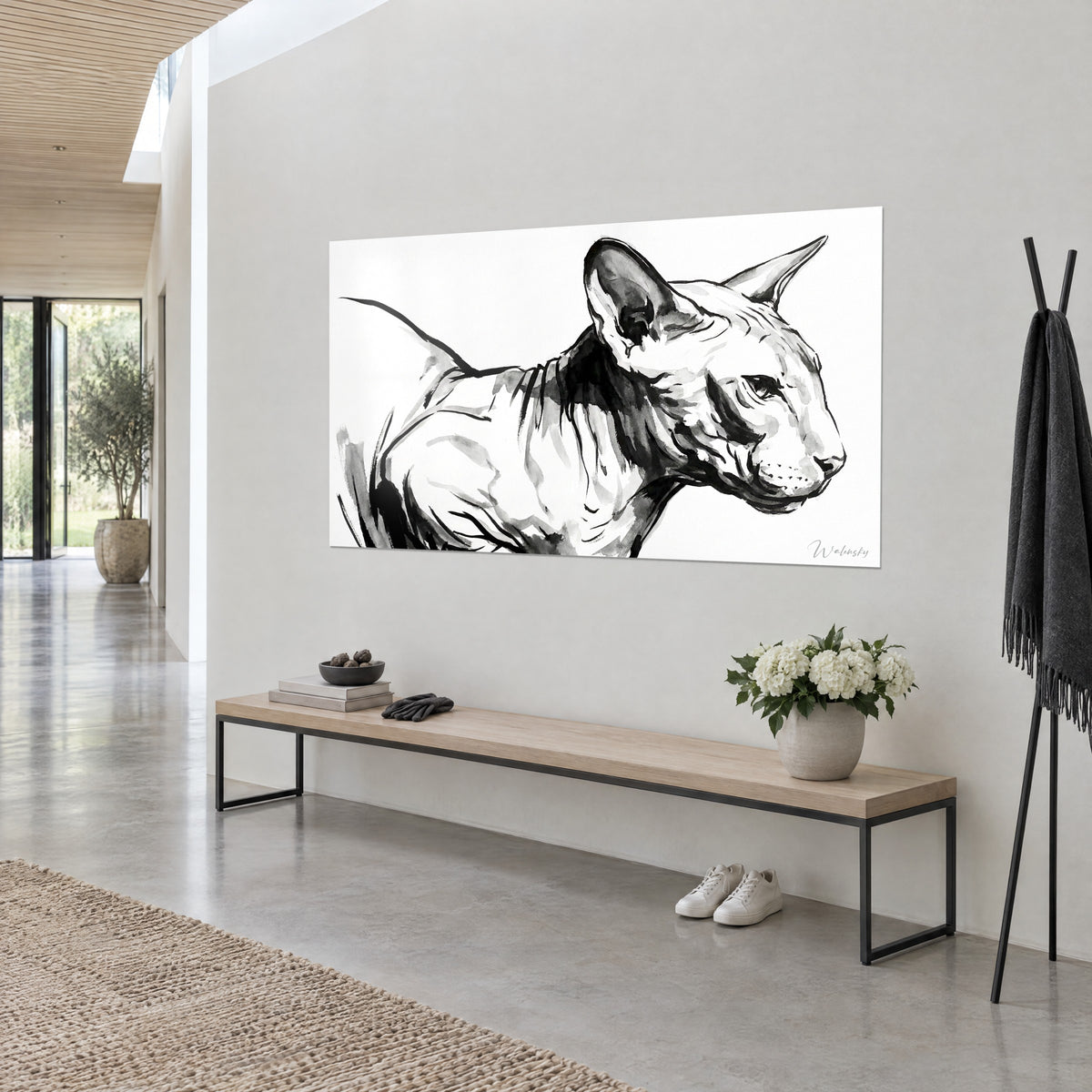 Schilderij sphynx-kat in profiel, grijze wassing en zwarte lijnen op witte achtergrond, opgehangen aan de muur boven een bank van hout en metaal