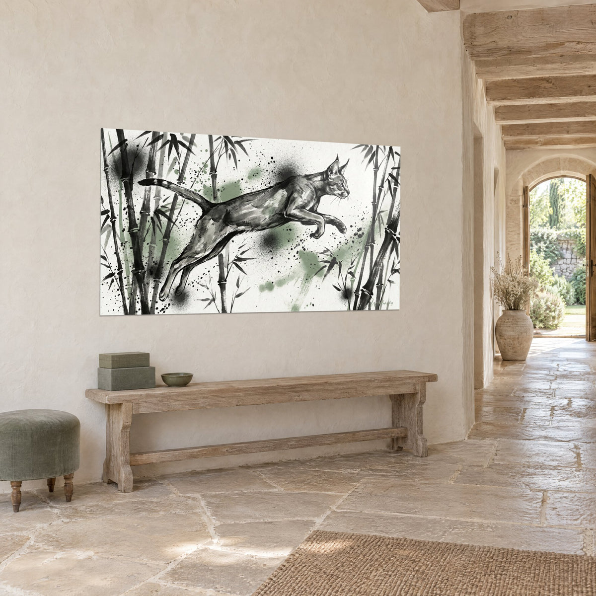 Cuadro felino esbelto en pleno salto, cola con rayas negras, salpicaduras verde almendra, pared de piedra y banco de madera