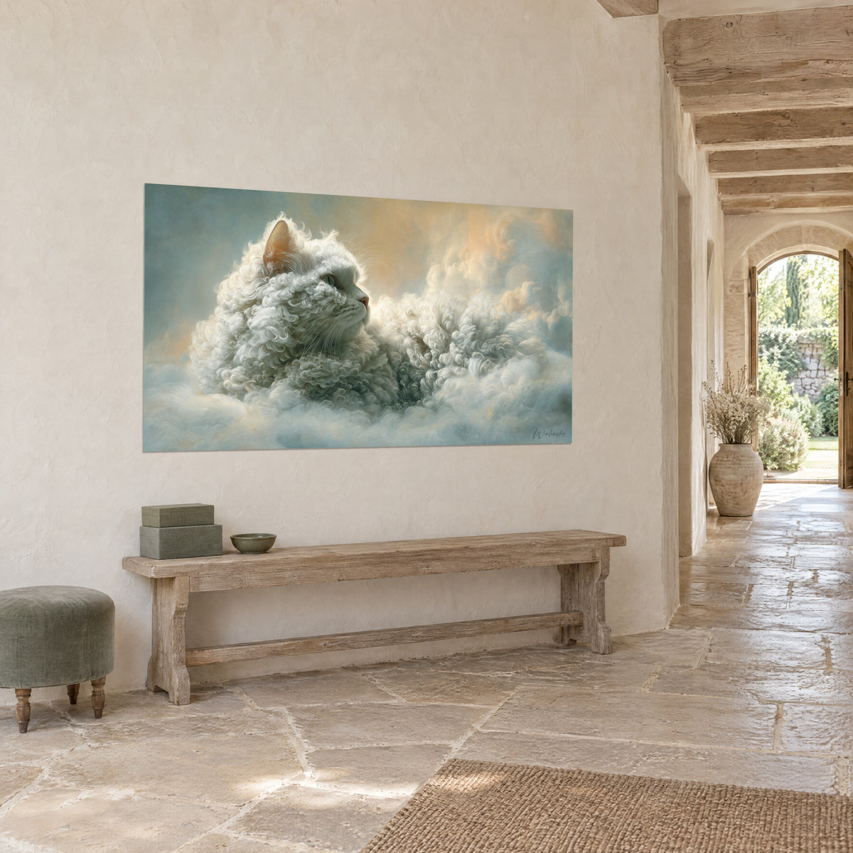 Πίνακας Selkirk Rex με ελεφαντοστεϊνη σγουρή γούνα, γκριζοblε ουρανό και βερυκοκί σύννεφα, πέτρινος τοίχος αγροτικής εισόδου