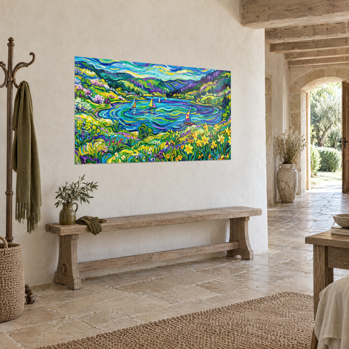 Tableau paysage de montagne peint à la spatule, lac bleu cobalt, collines violettes et prairie verte, accroché dans une maison en pierre