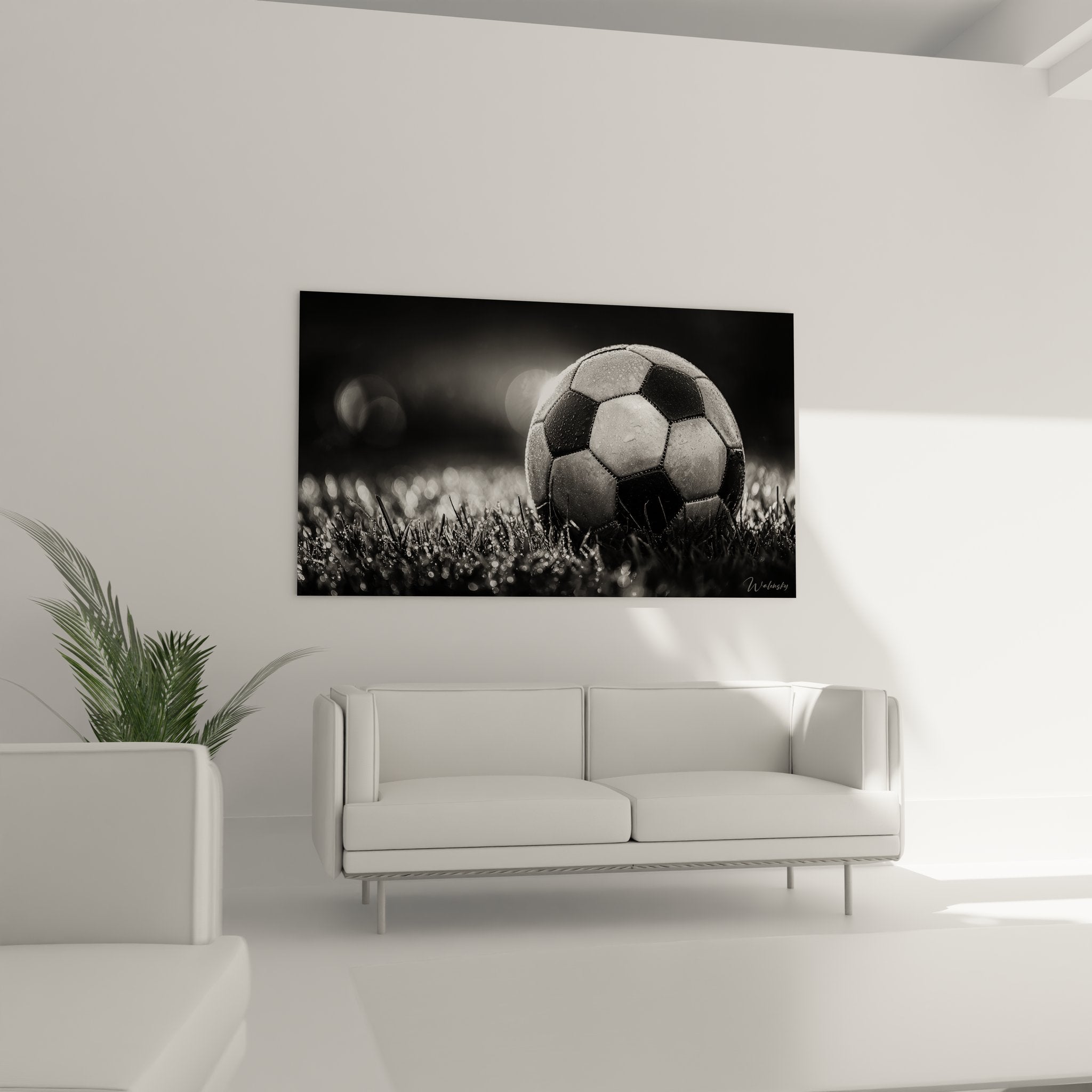 Gros plan tableau football artistique montrant details cuir ballon et rosee sur herbe terrain sport