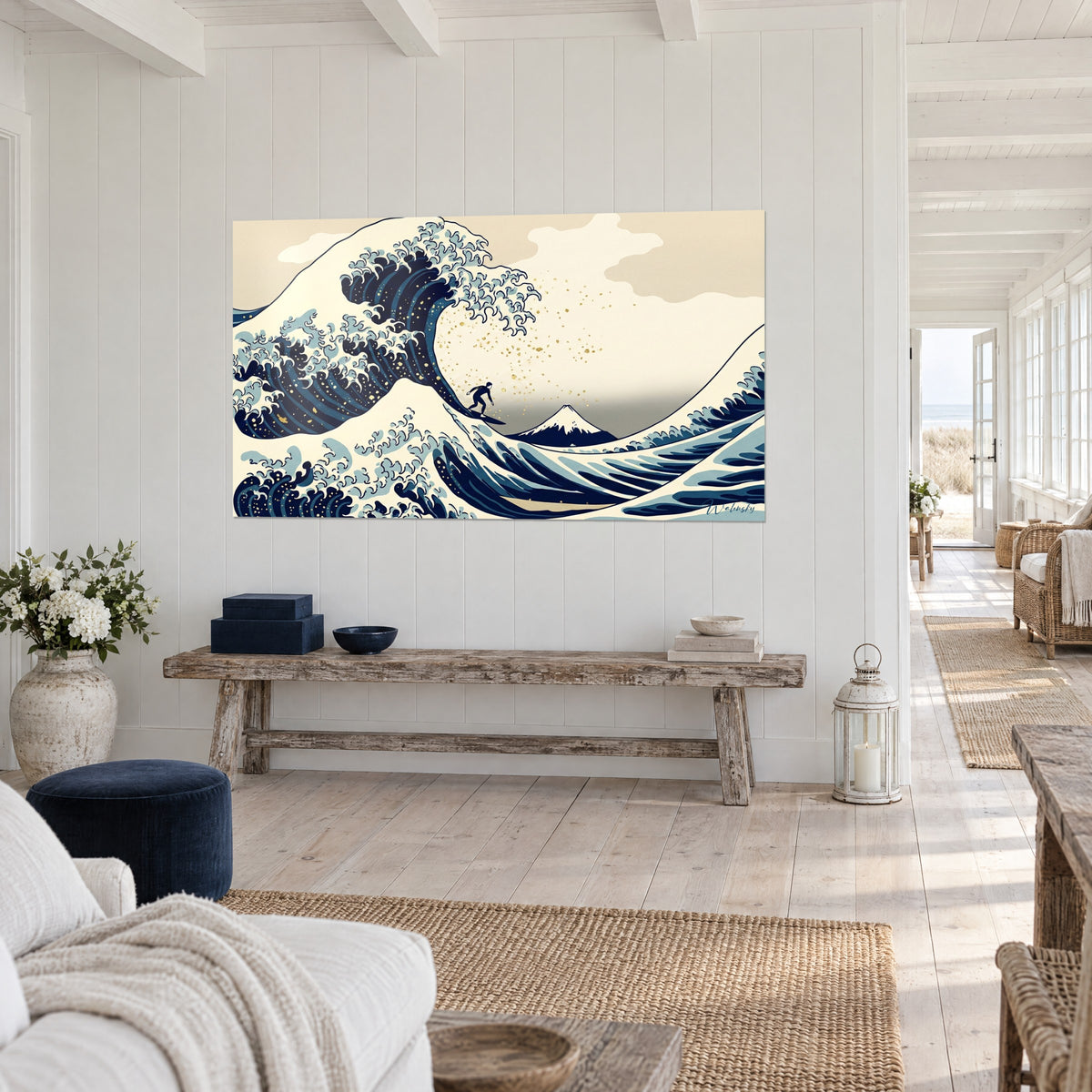 Cuadro ola gigante estilo grabado en madera, espuma de encaje en azul cielo e índigo, motas doradas, Fuji nevado al fondo, sobre la pared blanca de una casa junto al mar