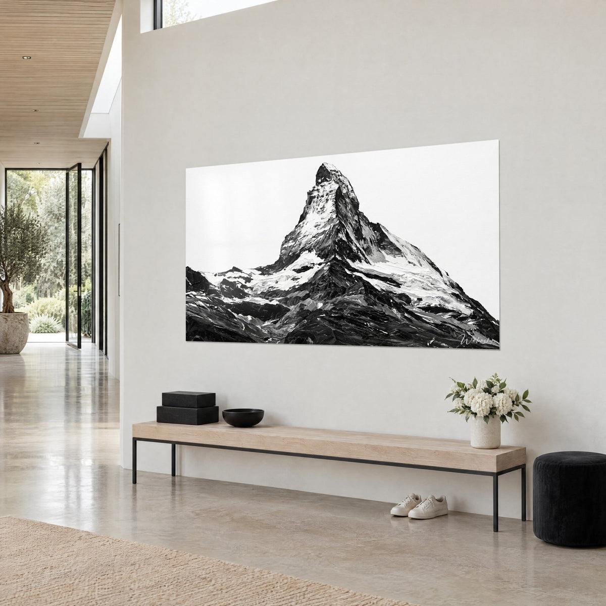 Πίνακας Matterhorn με παχιά στρώματα χρώματος, σκούρα γκρι κορυφή και λευκό χιόνι σε ανοιχτό φόντο, ξύλινος πάγκος, σαλόνι με τζάμια