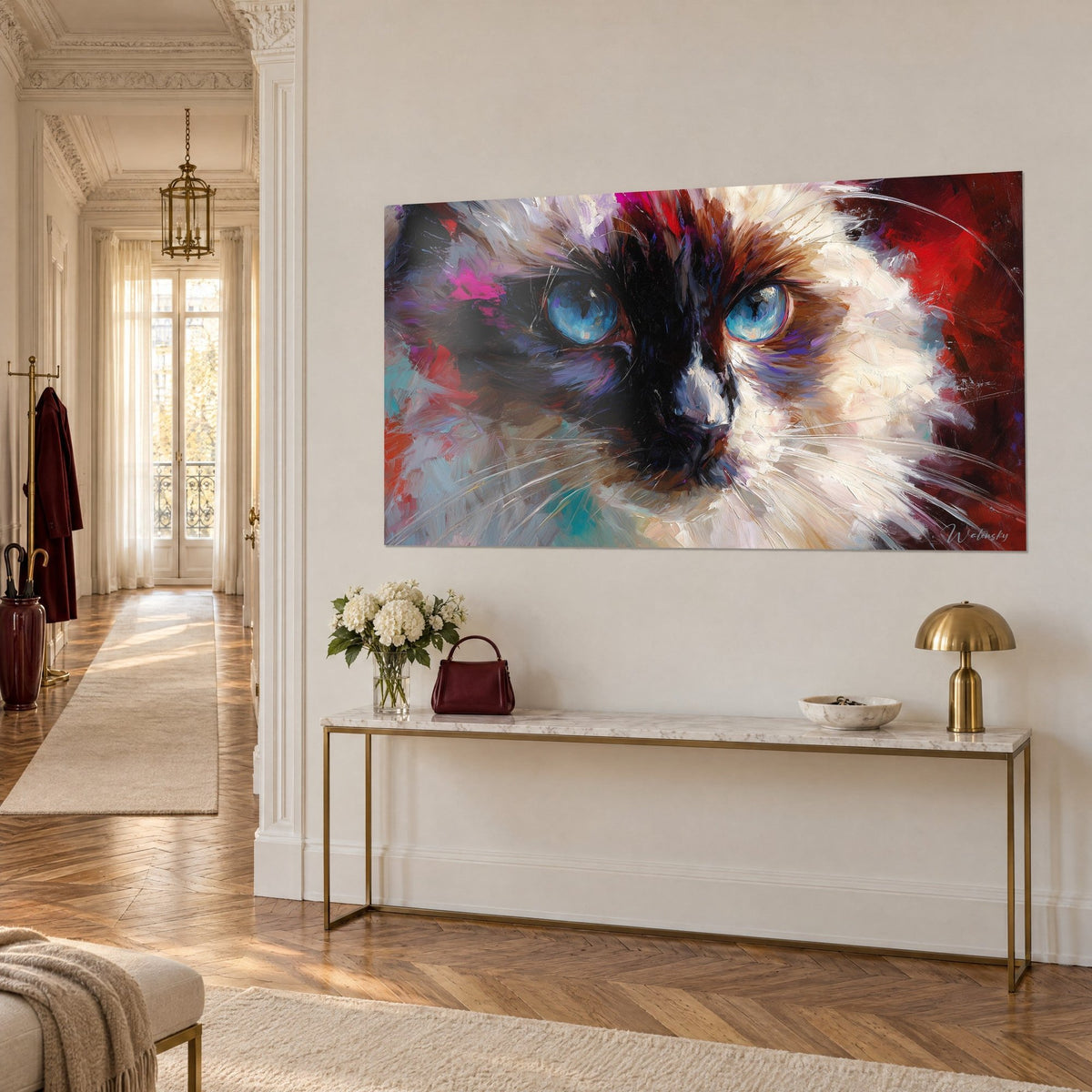 Schilderij kattenportret met turquoise irissen, chocoladebruin masker en karmijnrode achtergrond in paletmesstreken, op een witte herenhuiswand in driekwart aanzicht