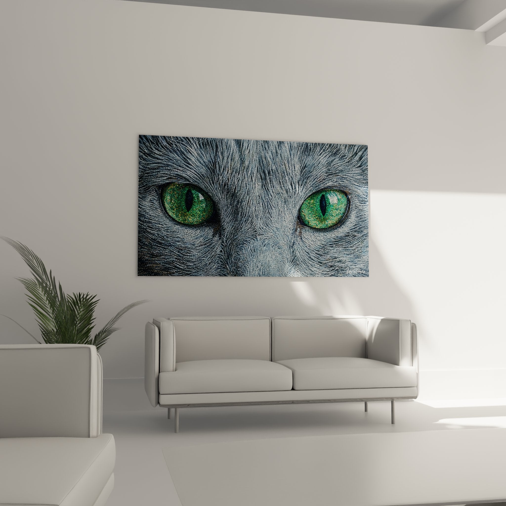 Detail rapproche des yeux verts du chat Russian Blue, iris emeraude et reflets dores sur pelage gris-bleu