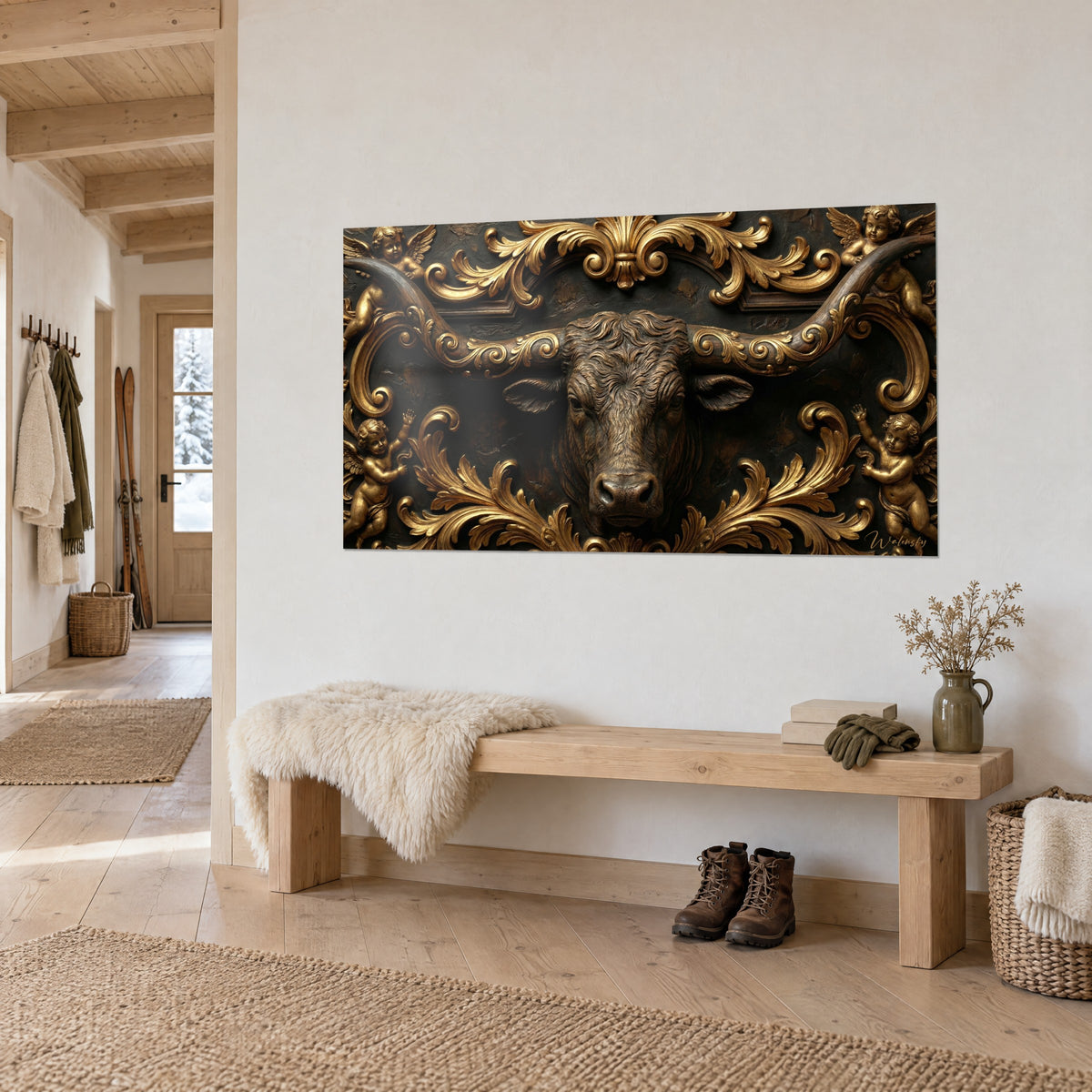 Cuadro Bovino esculpido en relieve, cuernos adornados con volutas ocres y doradas sobre fondo negro, pared blanca, chalet y banco de madera clara