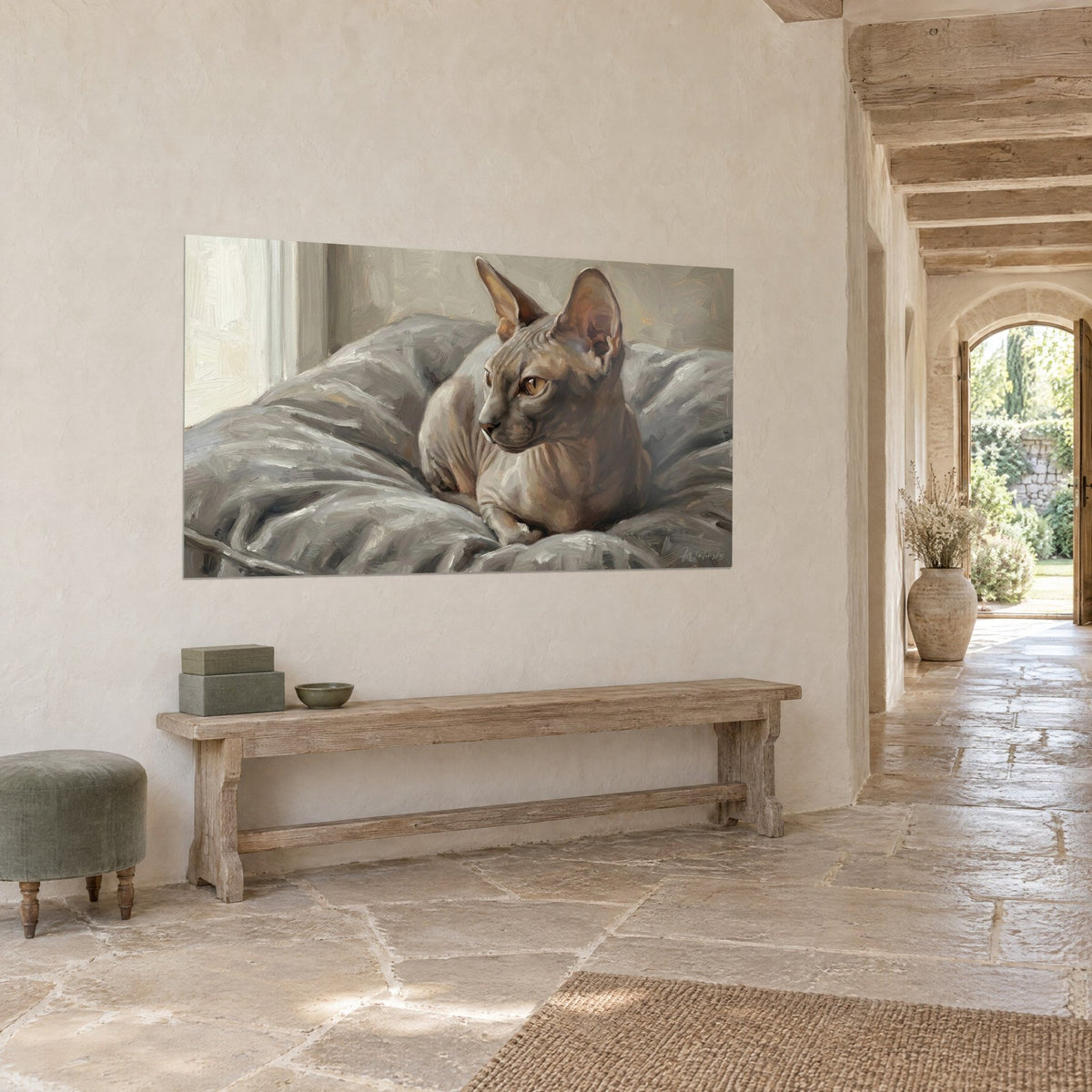 Tableau félin nu au regard ambré, lové sur un coussin gris perle près d'une fenêtre, dans un couloir de pierre beige