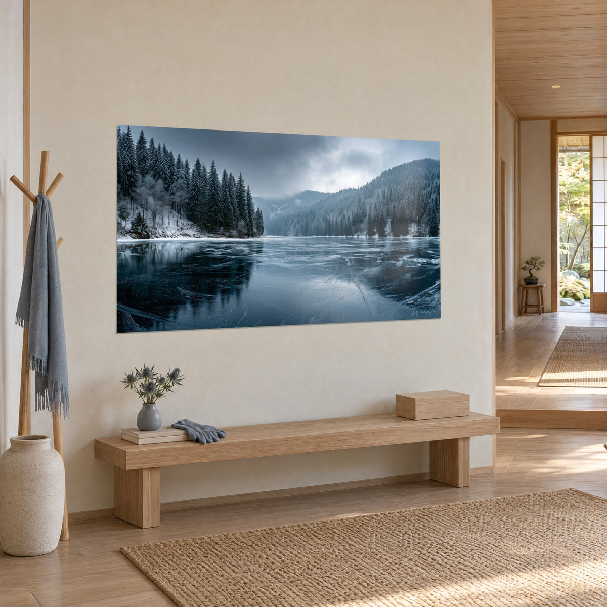 Quadro stagno ghiacciato con crepe argentate e bosco di abeti blu-grigio, su una parete beige accanto a una panca di legno