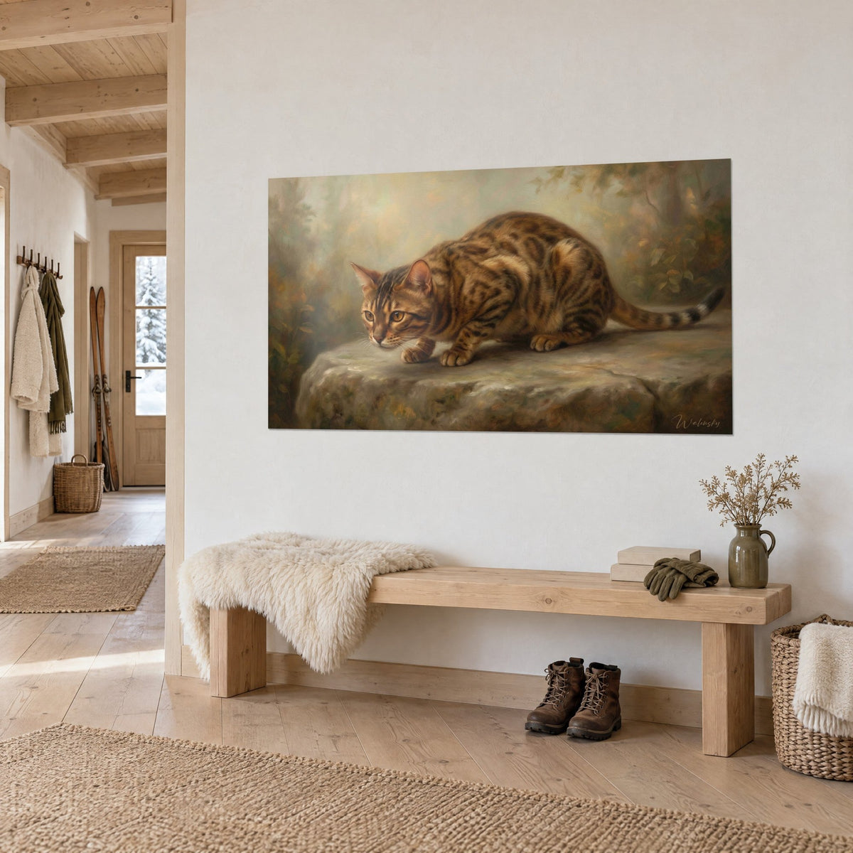 Tableau chat tacheté tapi sur la roche, regard doré, feuillages verts et ocre flous, mur blanc d'un chalet en vue de trois-quarts