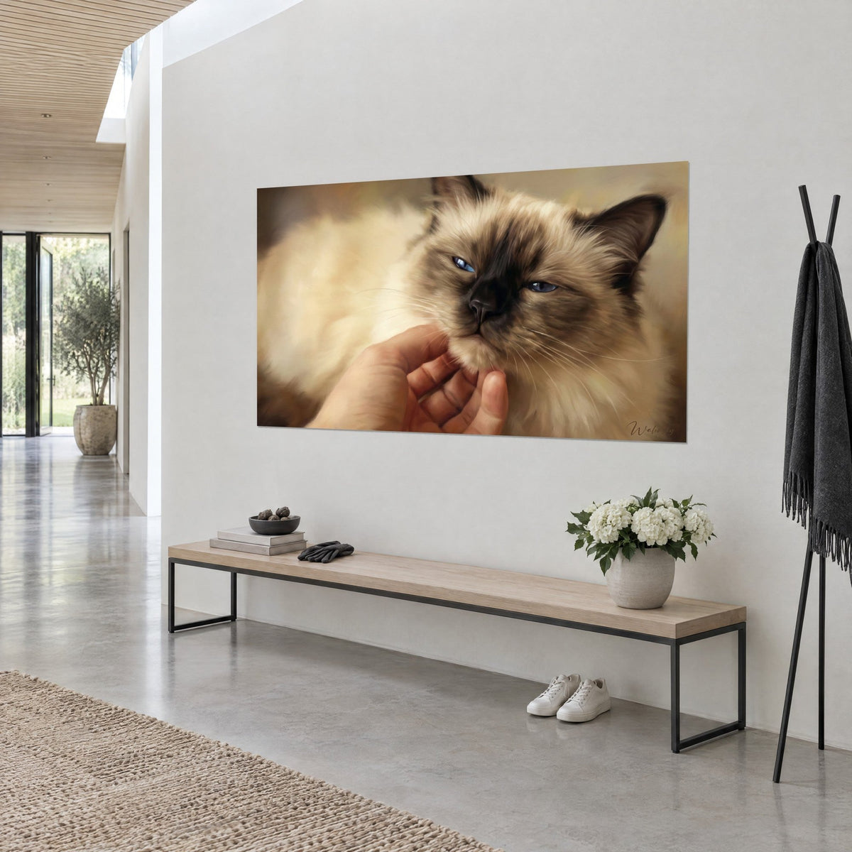 Schilderij katachtige met saffierblauwe ogen en chocoladekleurige snuit, vingers die haar beige keel beroeren, witte muur en houten bank