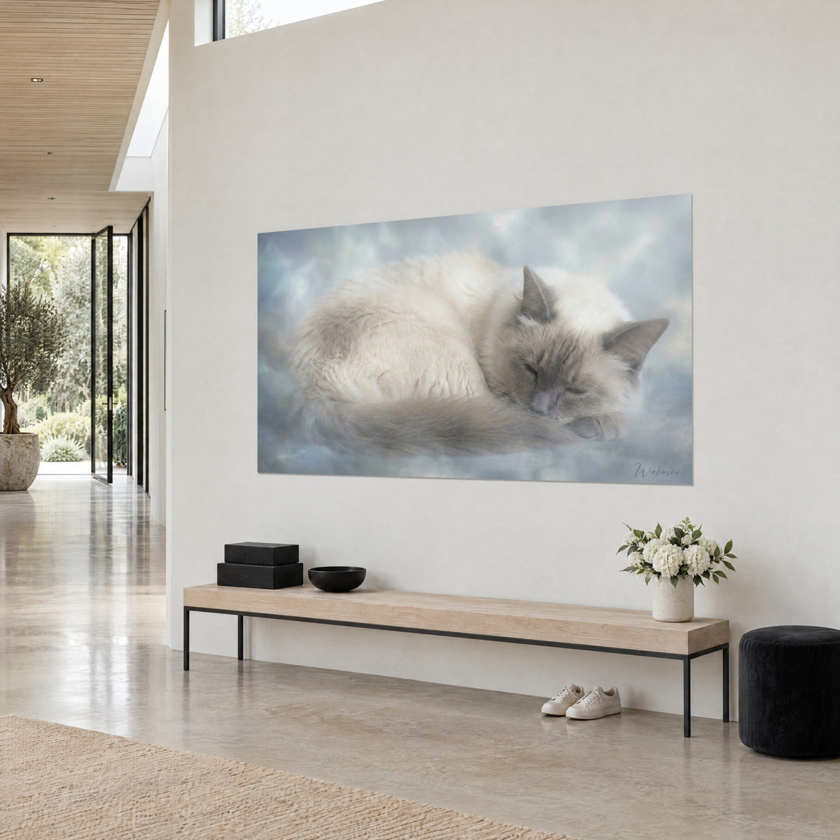 Tableau félin assoupi aux oreilles gris perle, fourrure ivoire sur fond de ciel bleu pâle, mur blanc d'une maison d'architecte