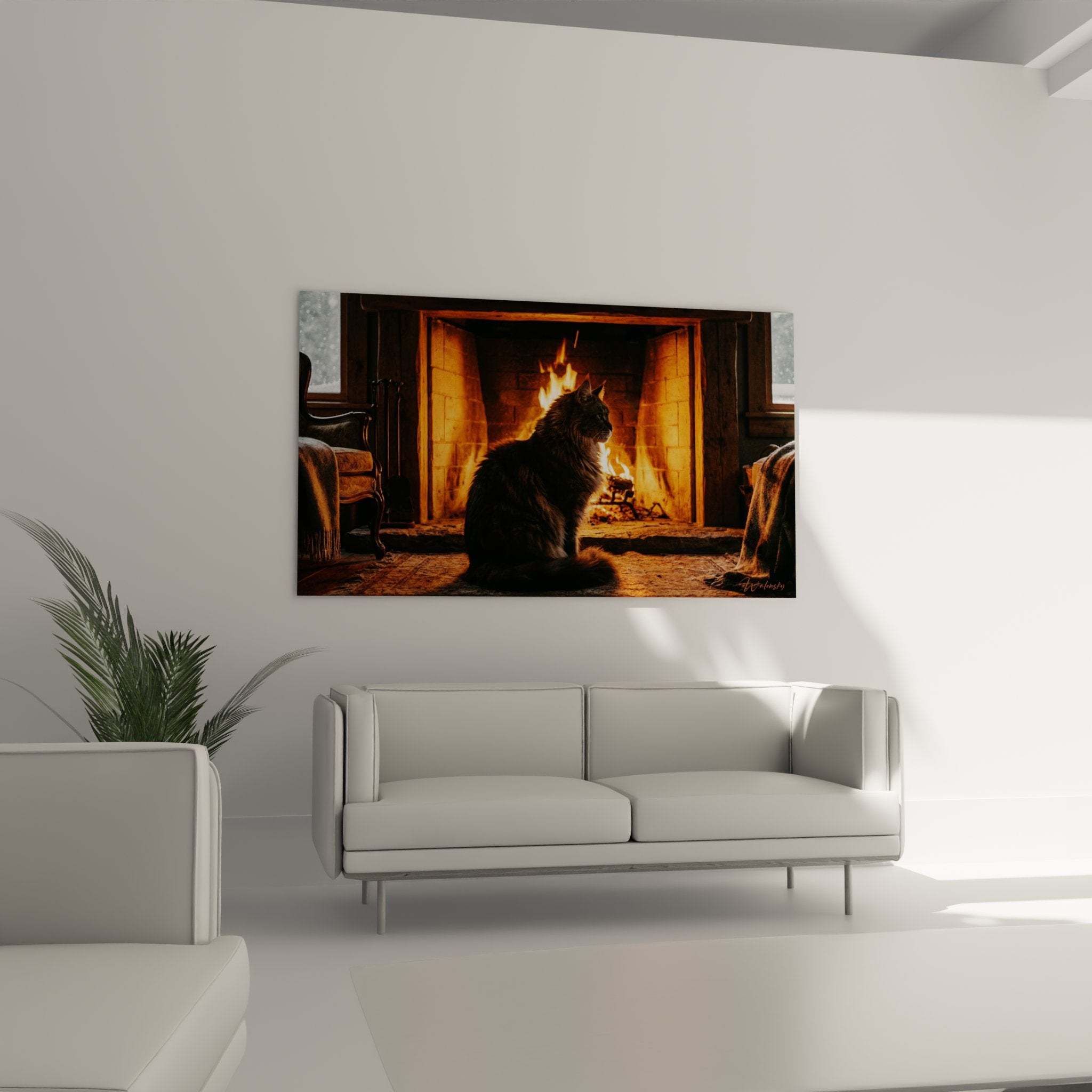 Nahaufnahme einer Maine-Coon-Katze mit dichtem Fell, beleuchtet durch das goldene Licht der Kaminflammmen