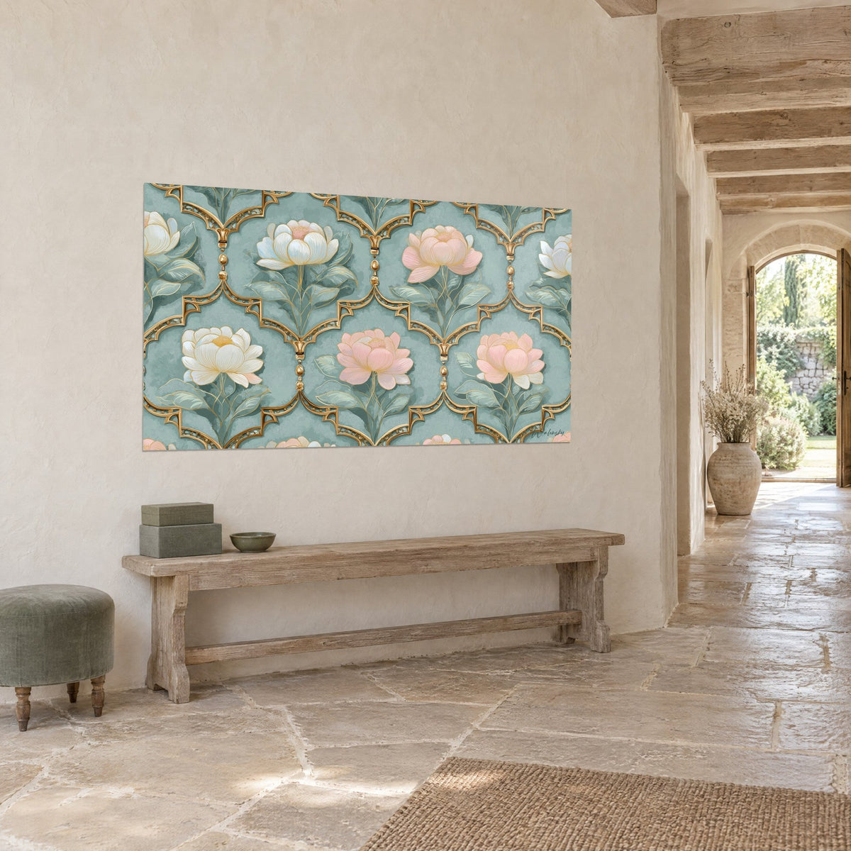 Cuadro con motivo de flores de loto nacaradas rodeadas de marcos dorados calados, fondo celadón, en una pared de piedra clara en un pasillo