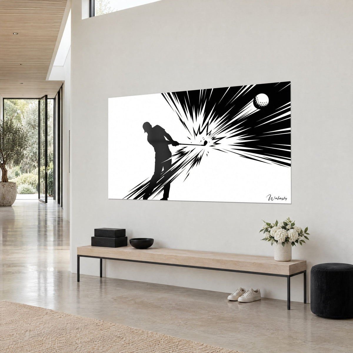 Tableau swing de golf en encre noire sur blanc, balle lancée dans des rayons déchiquetés, mur beige et banc en bois clair
