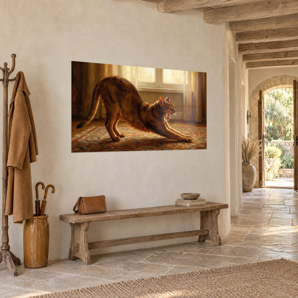 Quadro felino rosso arcuato in un inchino, coda alzata, finestra dorata e tende color crema; appeso in un ingresso in pietra