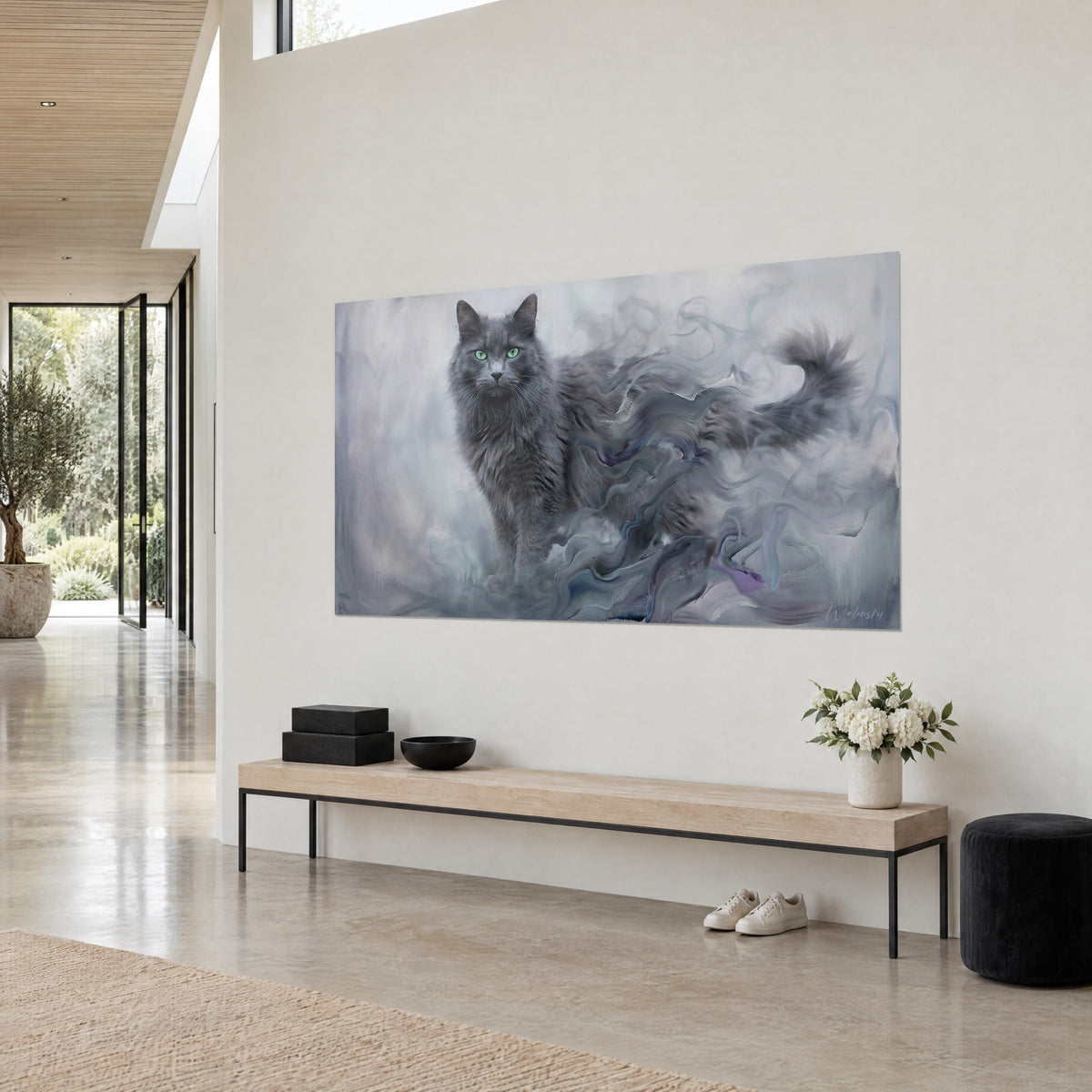 Πίνακας Nebelung με γκρι-μαύρο τριχώματα σαν σχιστόλιθος, μπλε-μωβ ομίχλες που στροβιλίζονται γύρω από την ουρά, τρία τέταρτα σε λευκό τοίχο