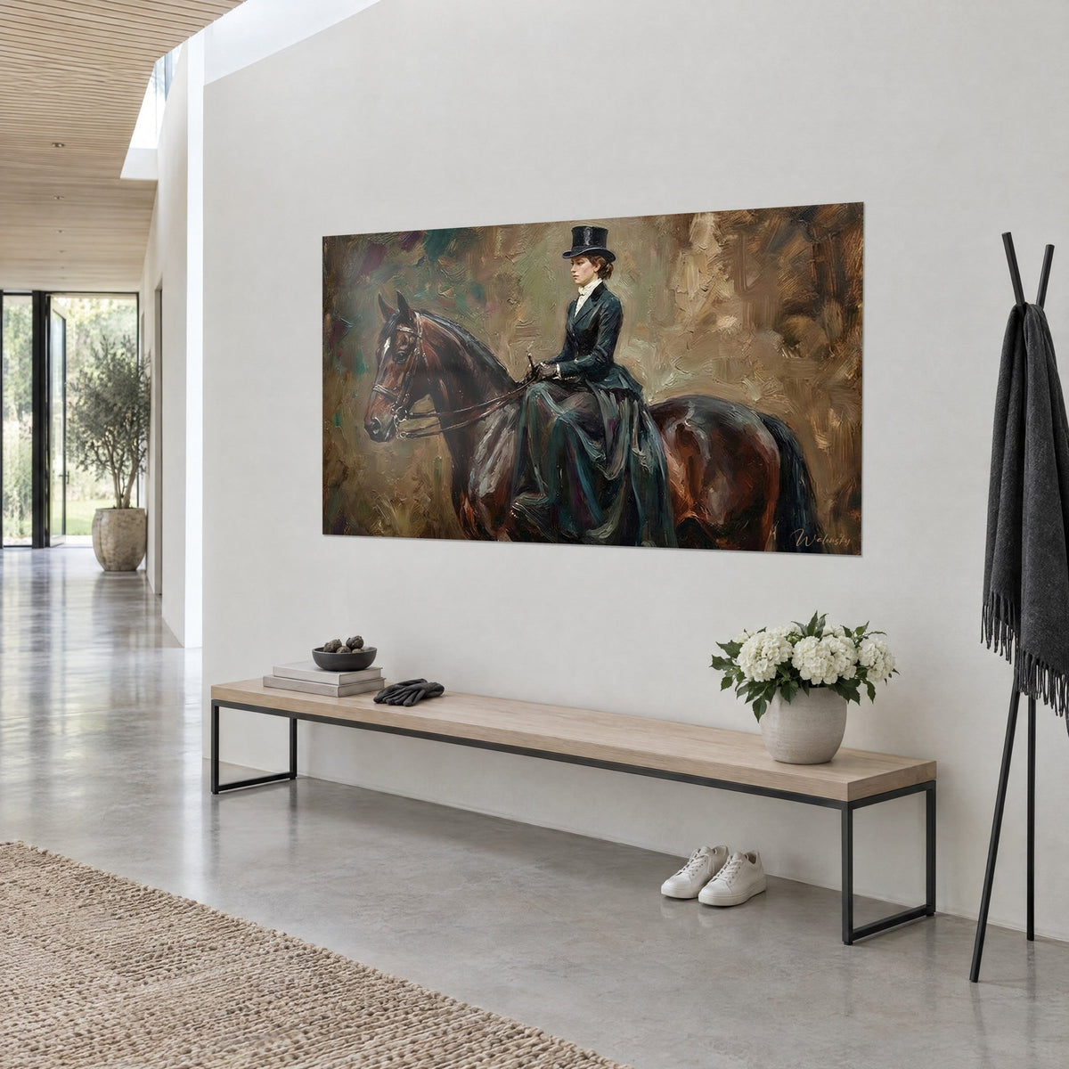 Tableau cavalière victorienne en profil sur sa monture baie, touches vert sombre et ocre, mur blanc et banc en bois clair