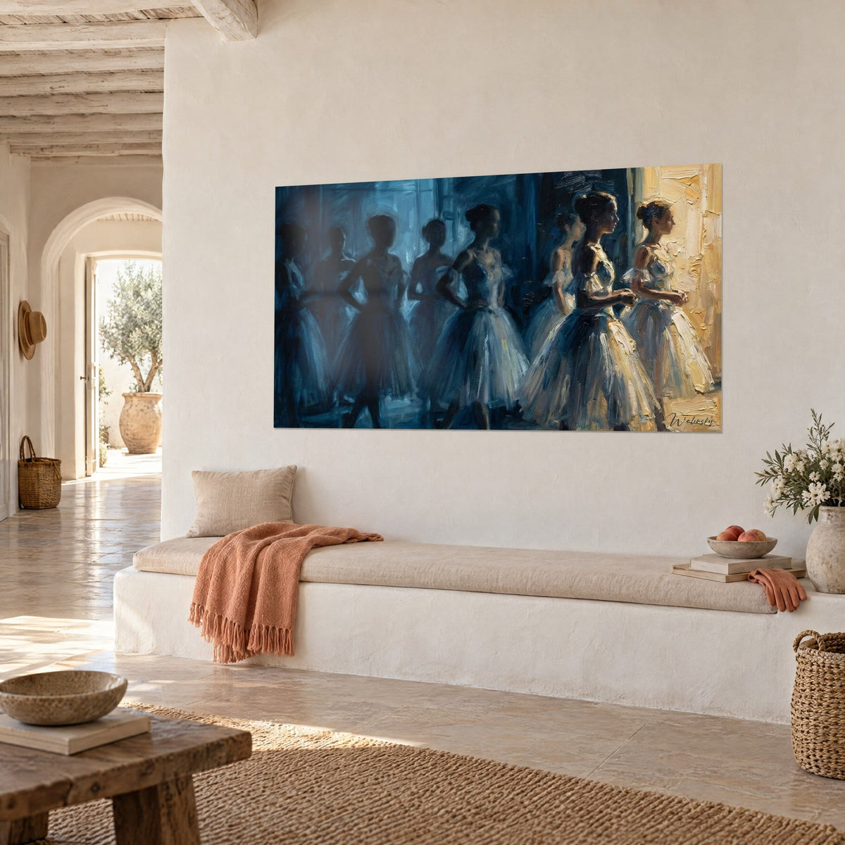 Tableau danseuses en jupes de tulle blanc cassé, silhouettes bleu marine et mur ocre, banquette et plaid orange, maison méditerranéenne