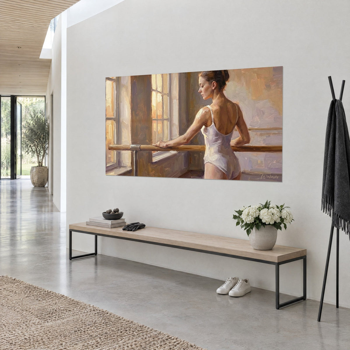Gemälde Ballerina im Profil mit Haarknoten und Stirnband, goldene und lilafarbene Reflexe, an einer weißen Wand über einer hellen Holzbank