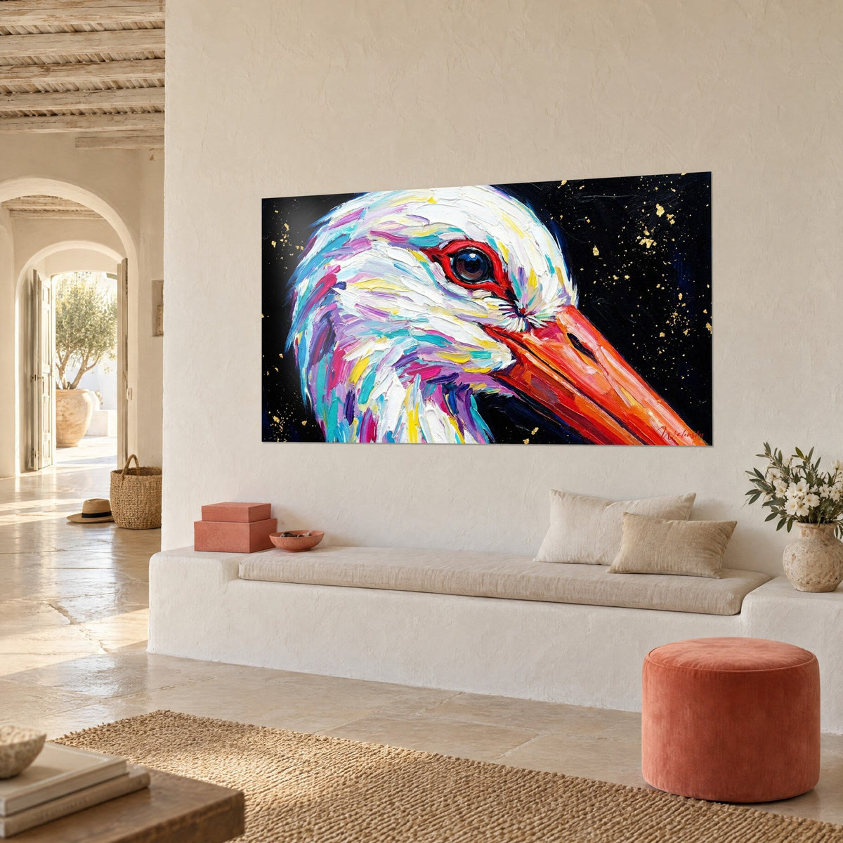 Quadro ritratto di trampoliere con piume lilla, turchesi e gialle, riflessi dorati su nero, vista di tre quarti accanto a una panca