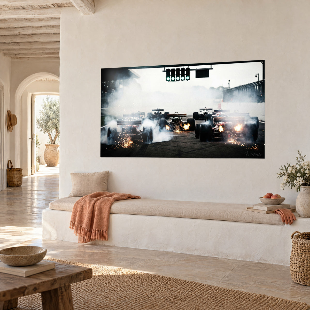 Πίνακας με τη γραμμή εκκίνησης ενός Grand Prix όπου καπνίζει το μαύρο καουτσούκ, πορτοκαλί φλόγες από τις εξατμίσεις, κρεμ τοίχος σε μεσογειακό σπίτι