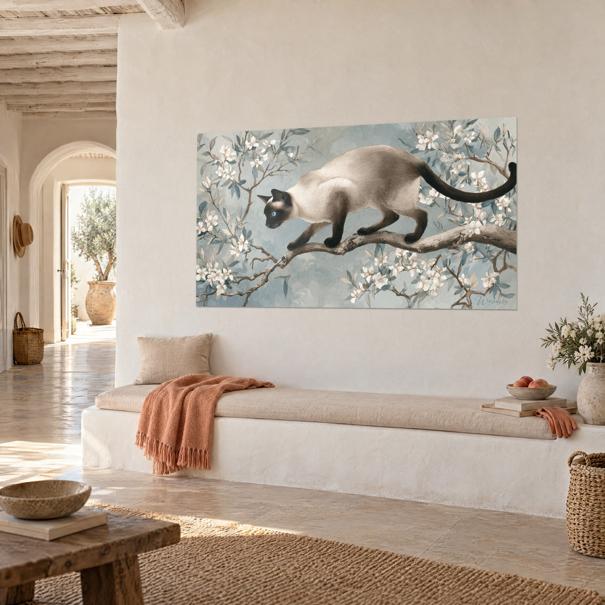 Cuadro felino de ojos azules en equilibrio sobre una rama de almendro, flores blancas y fondo gris azulado, pared ocre de una casa mediterránea