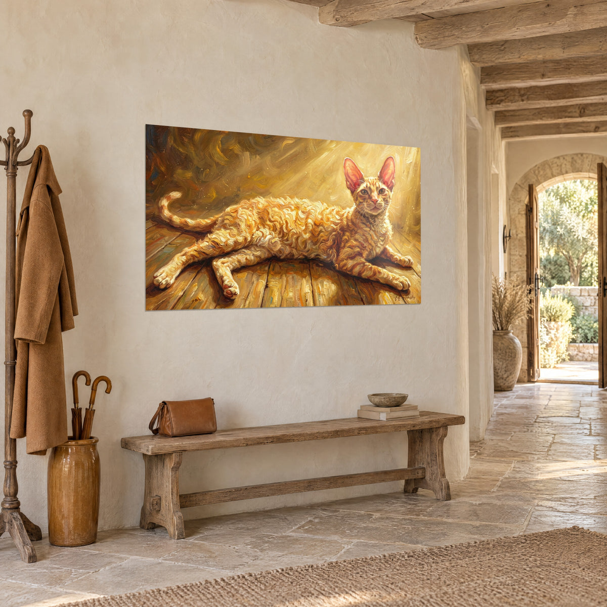 Πίνακας αιλουροειδές με κυματιστό τρίχωμα κρεμ και πορτοκαλί, ξαπλωμένο σε ξύλινες σανίδες, τρία τέταρτα σε είσοδο με πέτρινους τοίχους