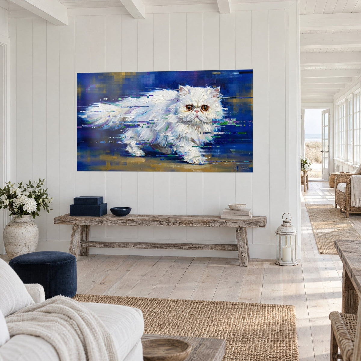 Cuadro de un gato angora marfil de ojos ámbar, trazos pixelados en azul cobalto y ocre, visto de tres cuartos sobre una pared blanca de paneles de madera
