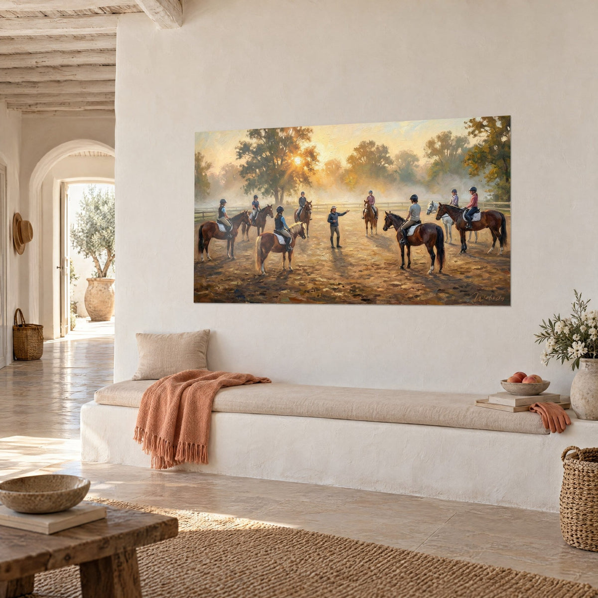 Tableau manège embrumé à l'aube, chevaux alezans et robe grise, moniteur bras tendu sur sable ocre, mur blanc d'une maison méditerranéenne
