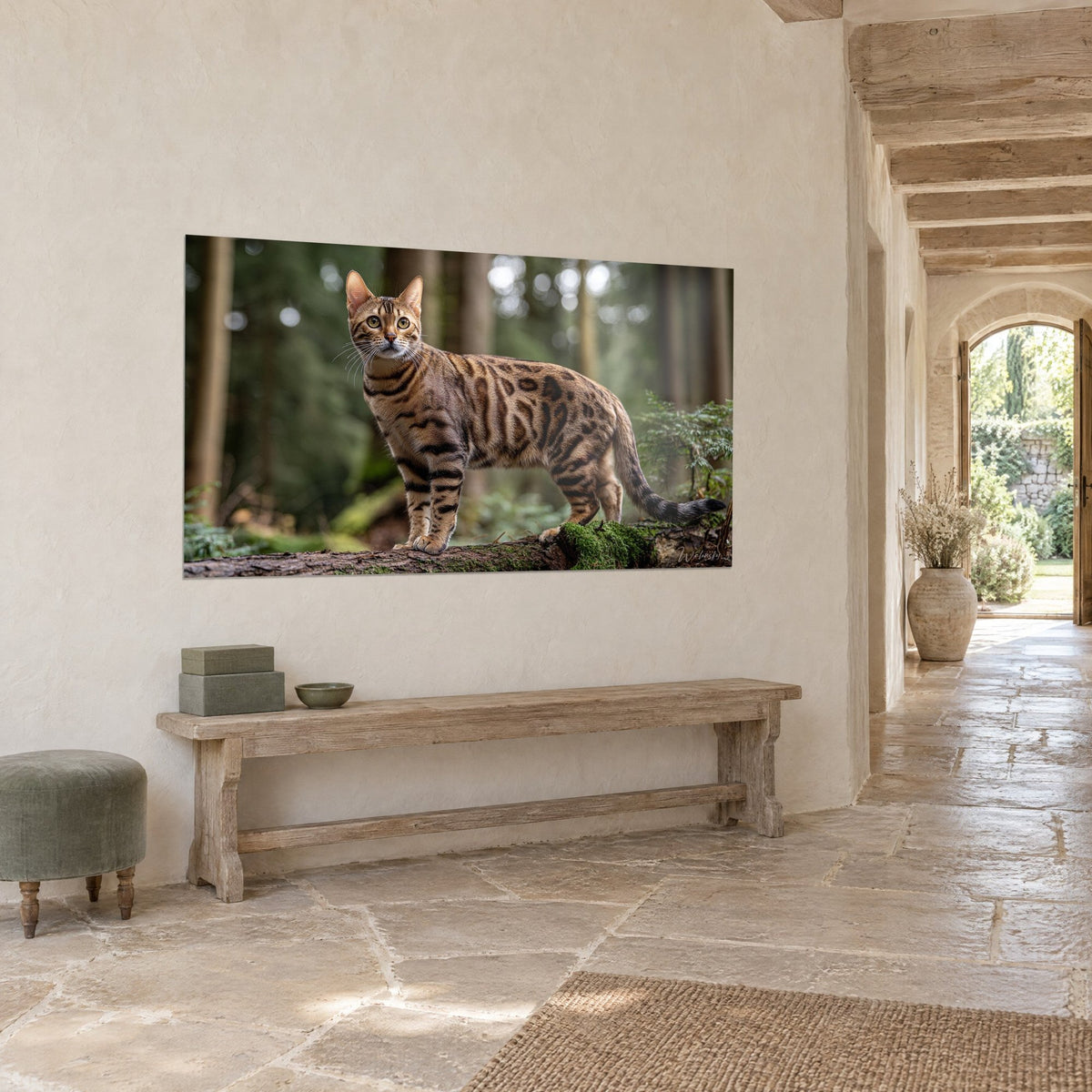 Schilderij van een wilde kat met bruine en gouden rozetten, zwart geringde staart, tegen de crèmekleurige muur van een stenen huis