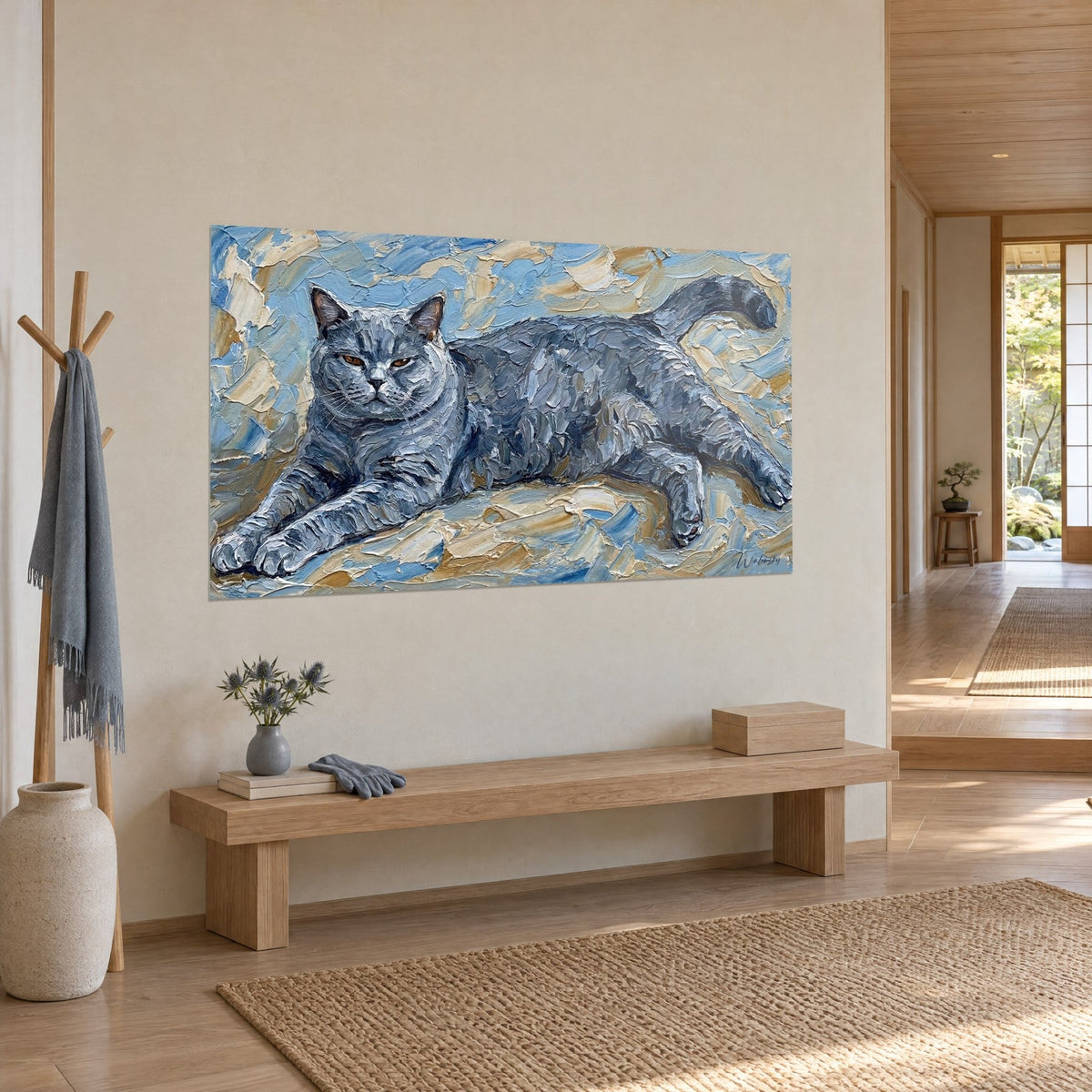 Gemälde einer British Shorthair mit bernsteinfarbenen Augen, aufgerichtetem Schwanz vor einem Hintergrund aus himmelblauen und sandfarbenen Pinselstrichen, Japandi-Flur