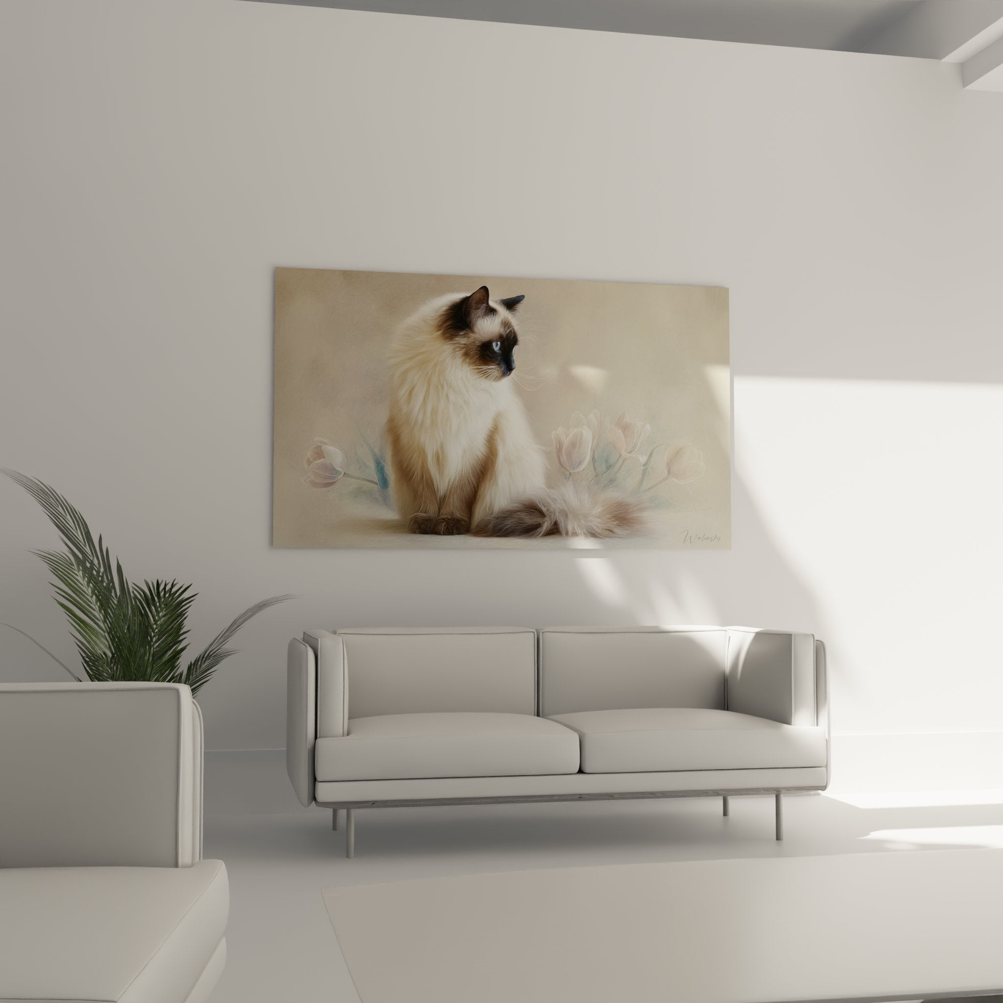 Primo piano di un gatto Birmano seal point con occhi blu, dettagli del morbido mantello e delicati tulipani