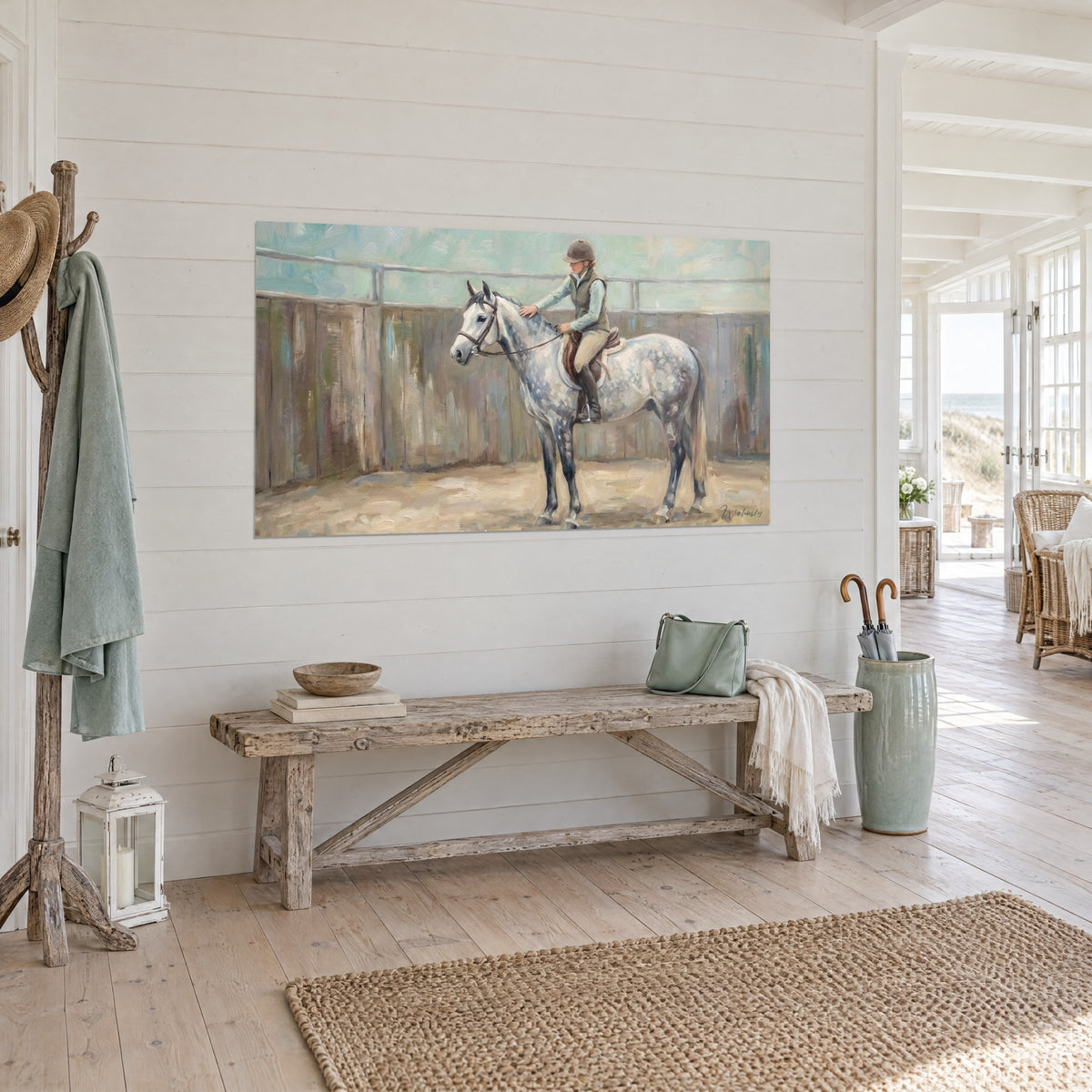 Tableau cheval gris pommelé sellé de cuir brun dans un manège aux planches bleu-vert et sable, en vue de trois-quarts sur un mur blanc lambrissé