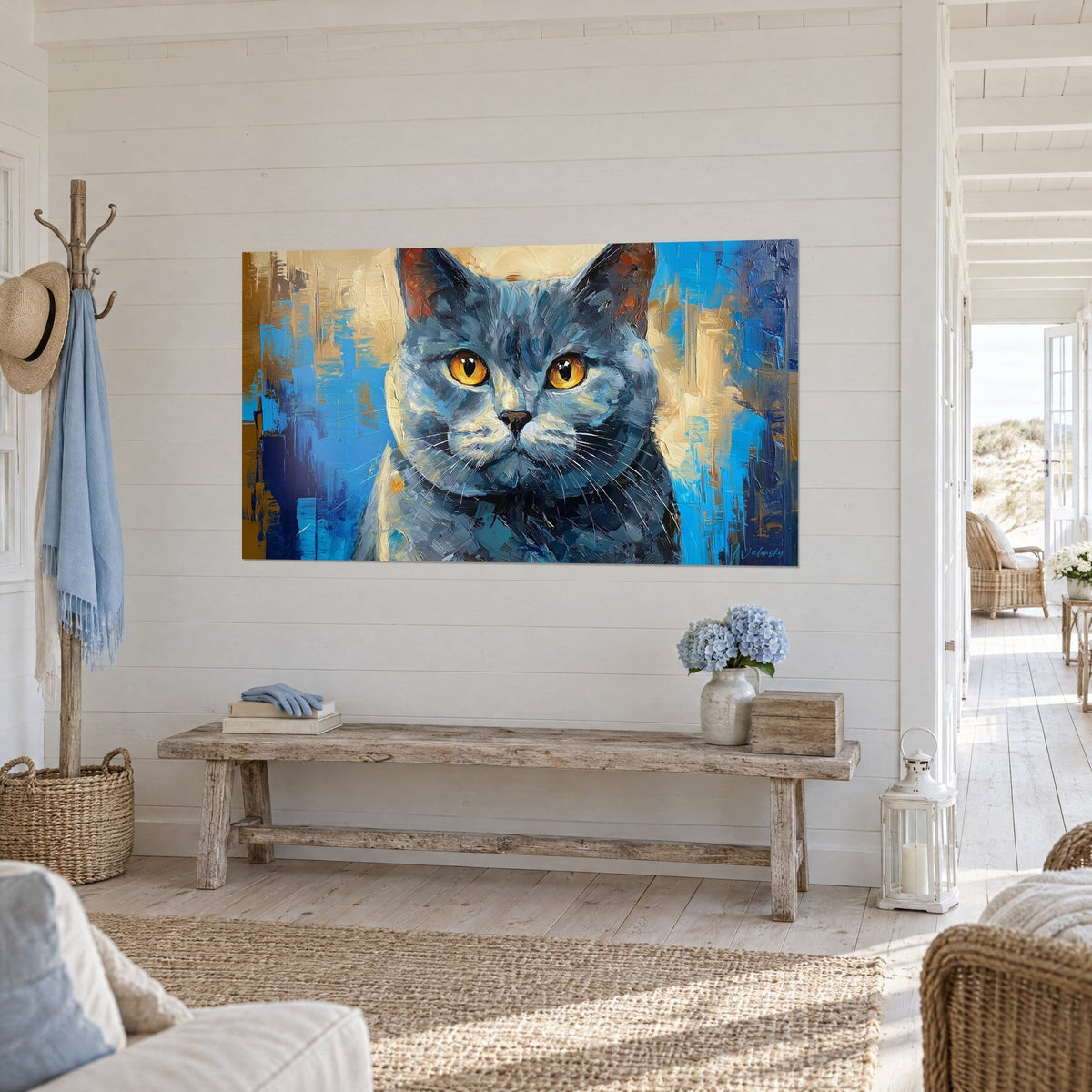 Cuadro de felino gris pizarra de mirada ámbar penetrante, pinceladas de azul cobalto y crema, pared de tablones blancos de playa