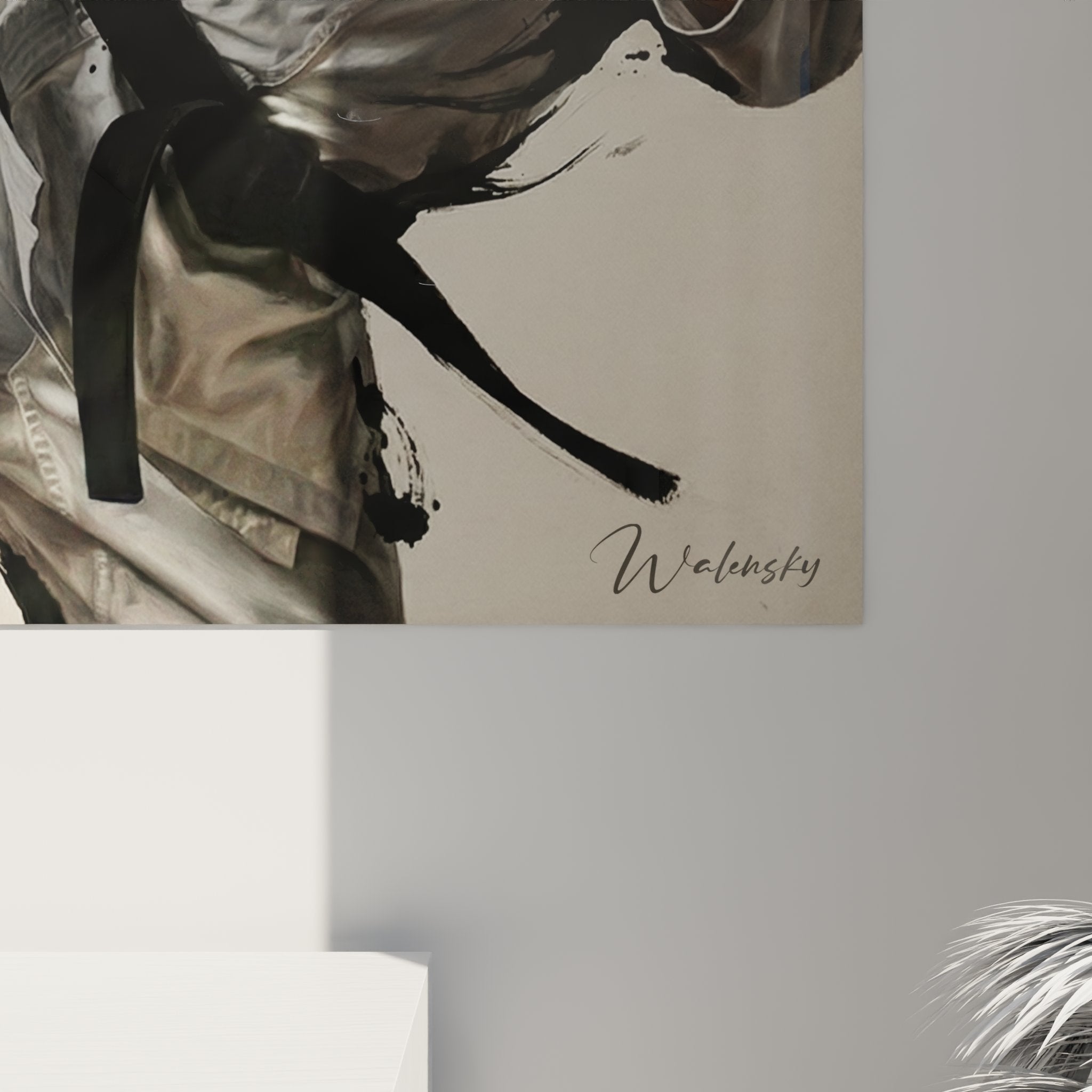 Vue ensemble tableau karaté mural représentant mouvement dynamique combattant kimono blanc fond beige épuré