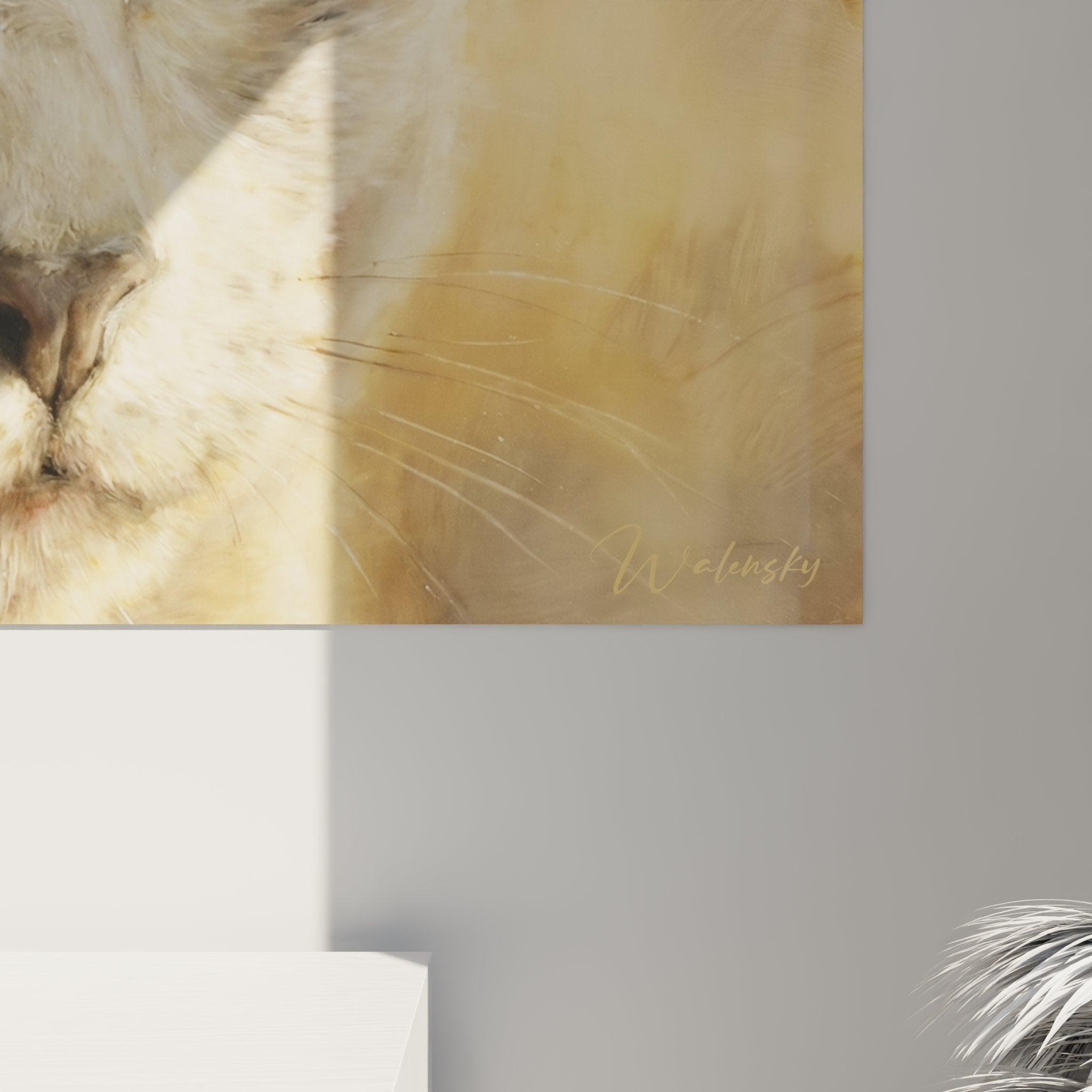 Vue ensemble tableau chat yeux emeraude, art mural felin Russian Blue, decoration salon moderne