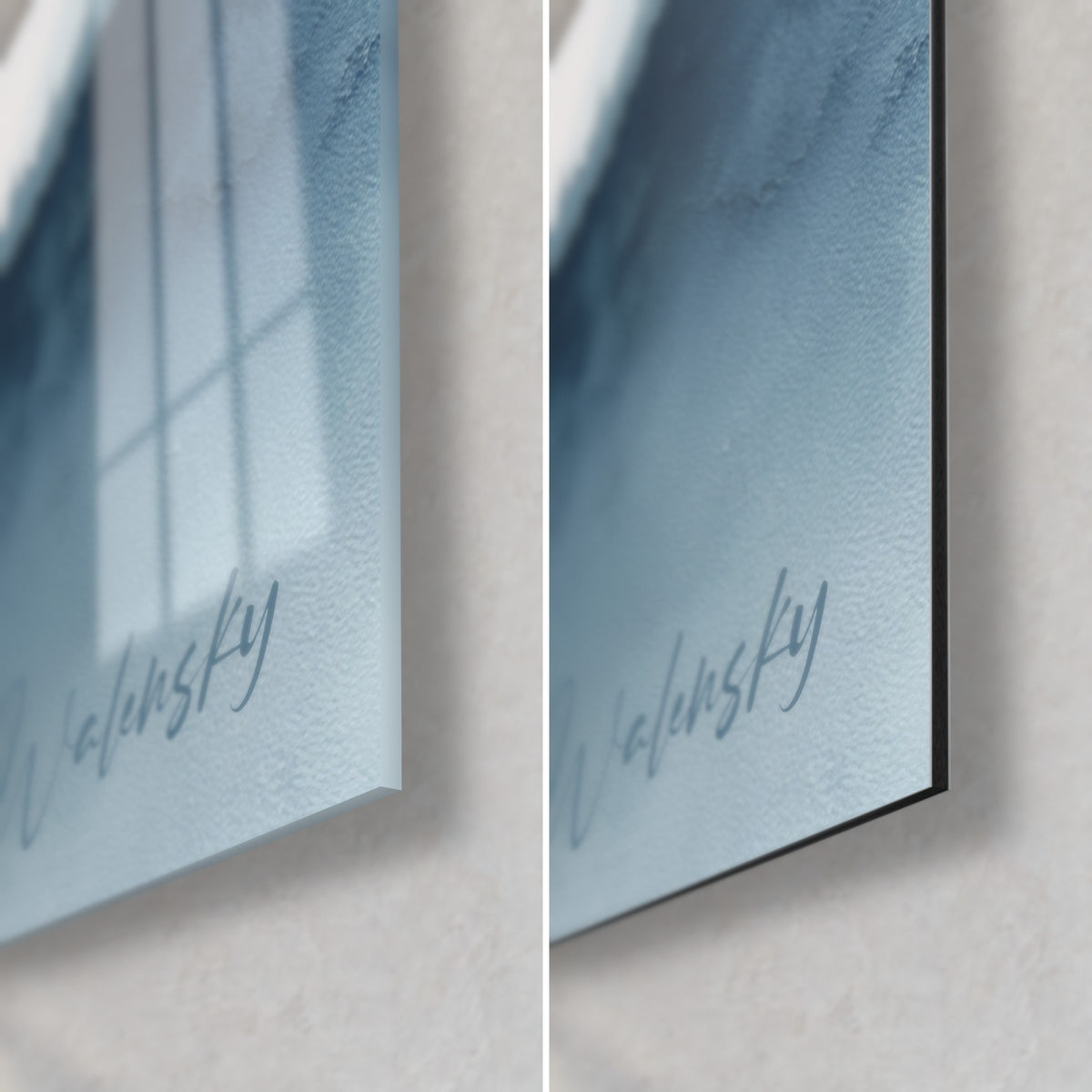 Obraz zamglone góry w jasnym błękicie, prawy dolny róg: błyszczące szkło akrylowe z refleksami, matowe czarne aluminium Dibond, grubość 3 mm