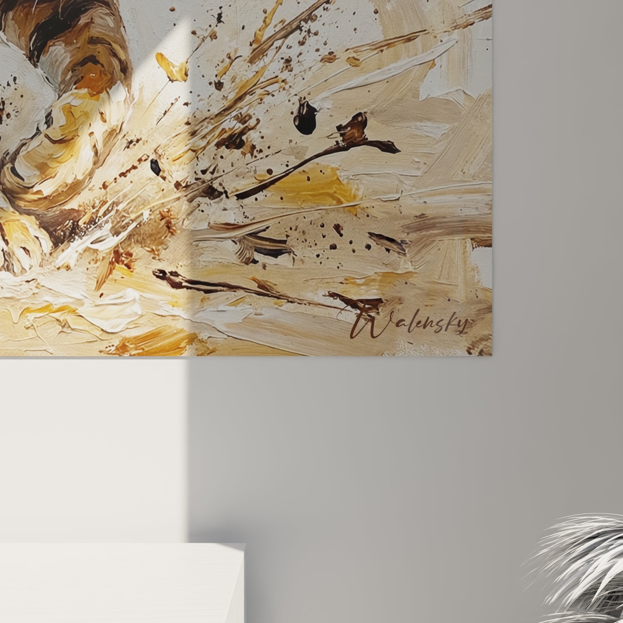 Vue d'ensemble du tableau mural chat Ocicat dynamique dans salon contemporain aux tons neutres