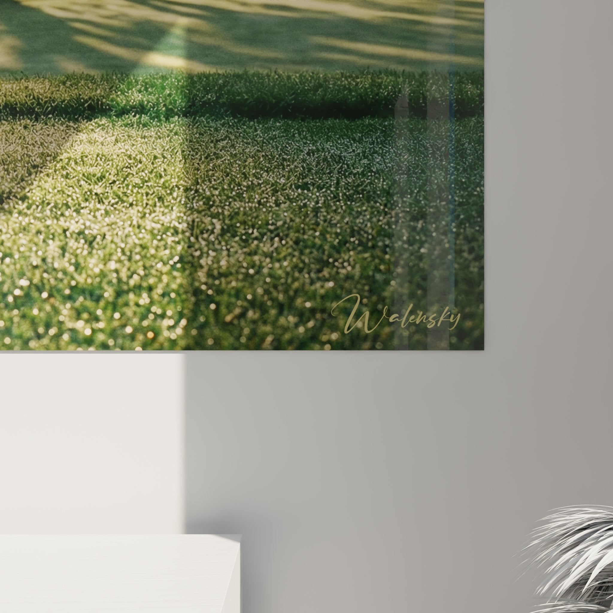 Vue panoramique tableau golf matin montrant parcours paisible baigné dans lumière dorée du lever de soleil