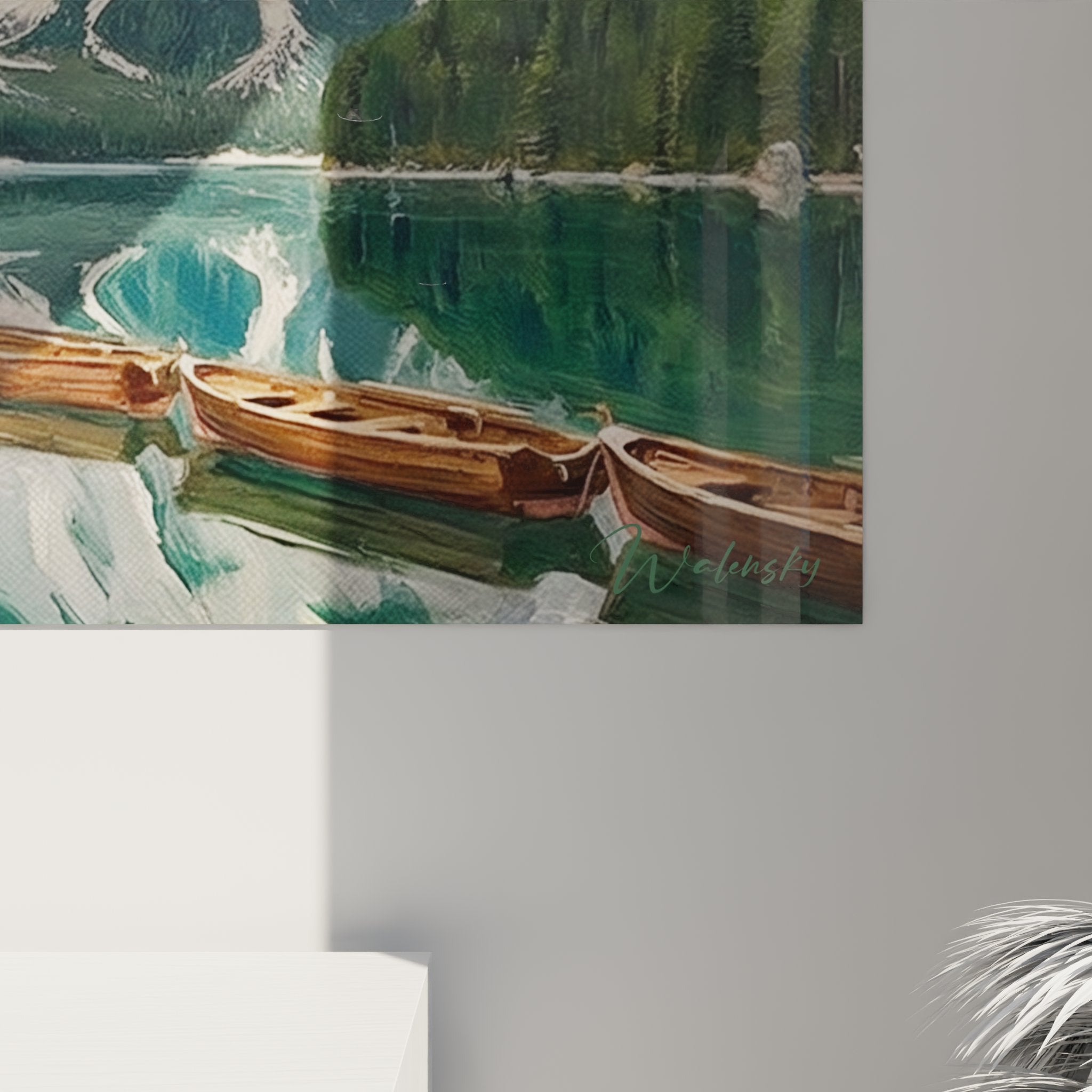 Vista d'insieme del quadro paesaggistico alpino Dolomiti con lago e montagne rosa