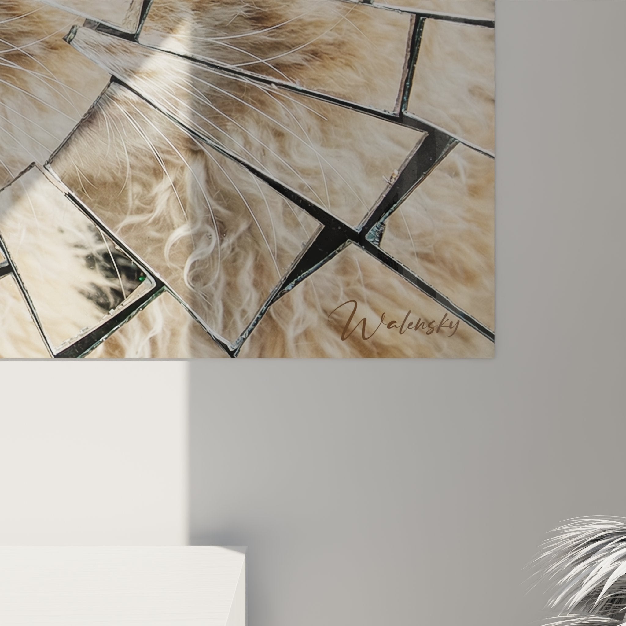 Vista generale del quadro murale gatto Laperm con effetto specchio rotto in un interno contemporaneo elegante