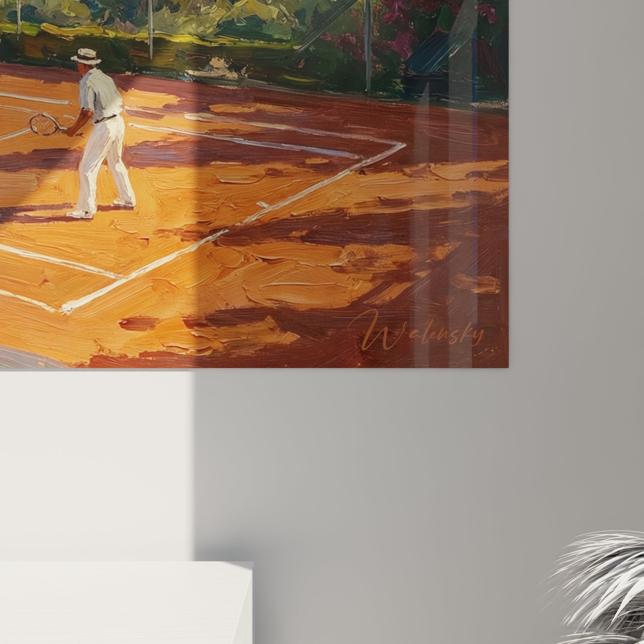 Vue d'ensemble tableau tennis Côte d'Azur avec villa rose, cyprès et mer en arrière-plan