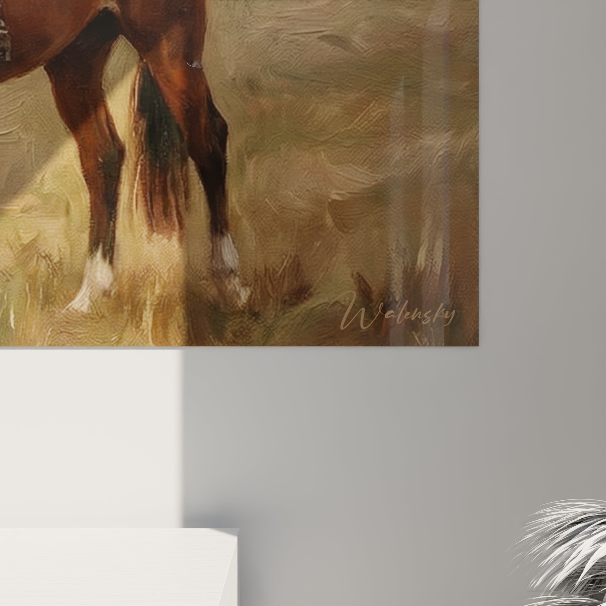 Vue d'ensemble artwork équitation avec cavalière sur cheval broutant dans prairie au soleil couchant