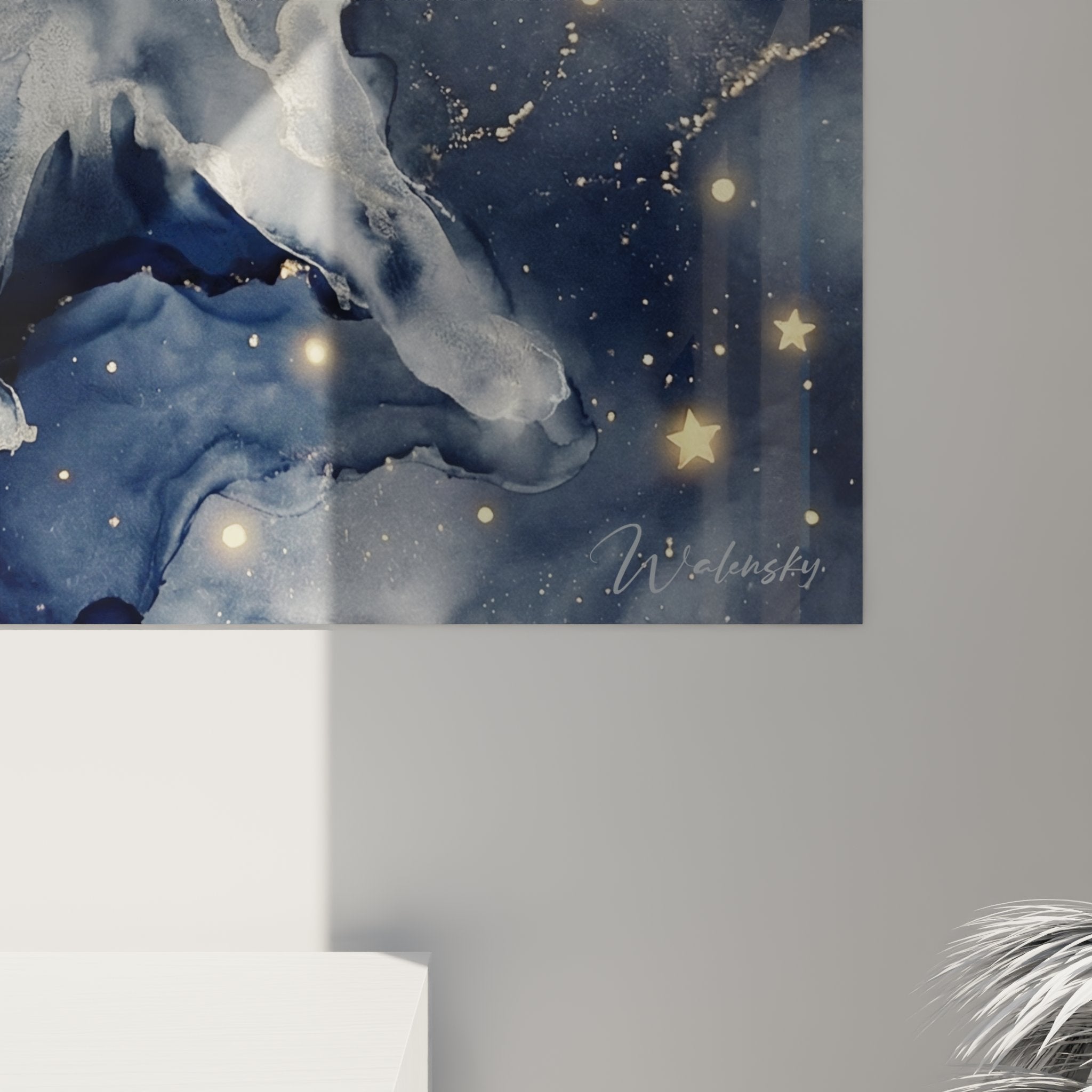 Vista d'insieme del quadro gatto Ragamuffin delle stelle in un soggiorno contemporaneo con illuminazione ambientale