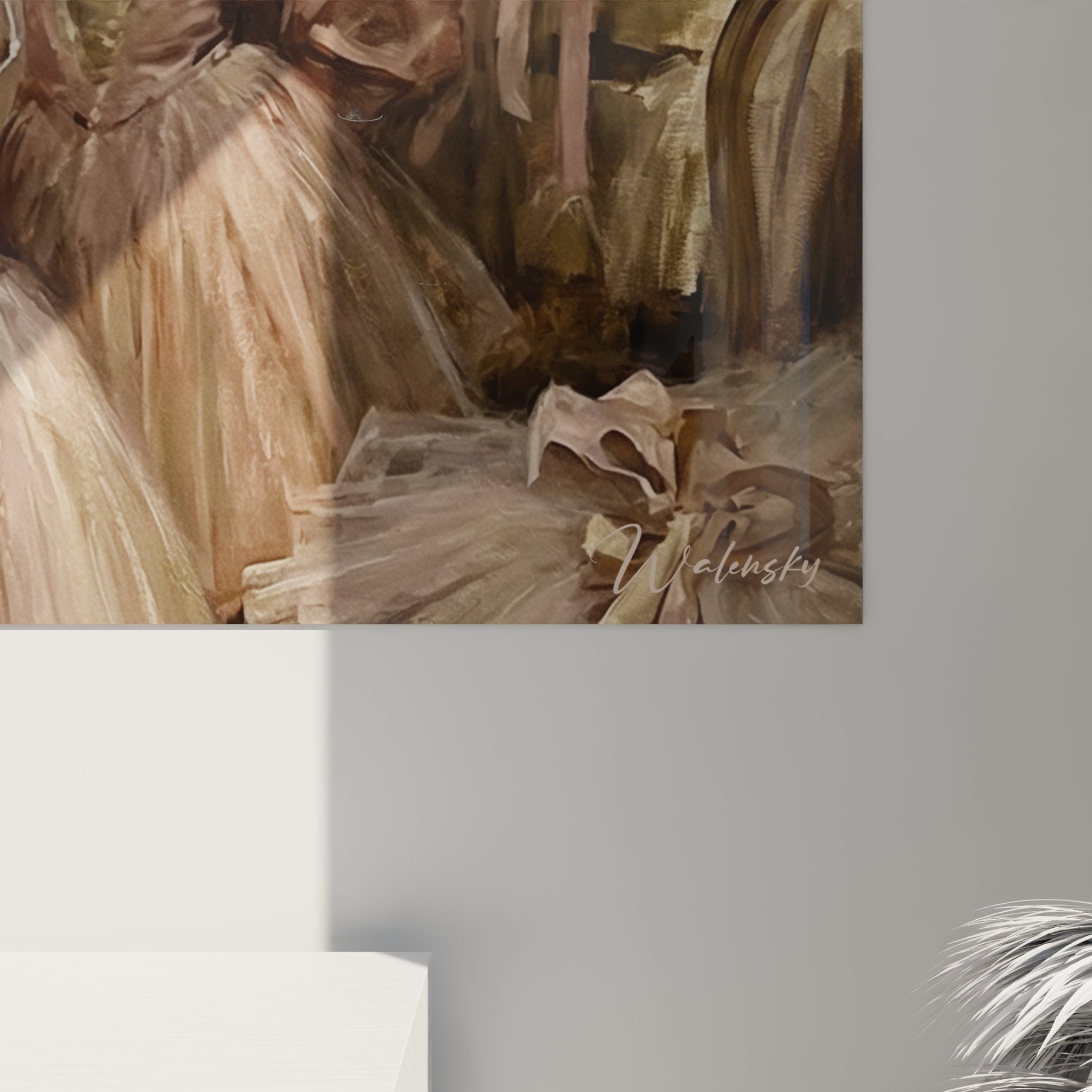 Panoramica dell'opera d'arte balletto dietro le quinte con ballerine in preparazione in scenografia teatrale